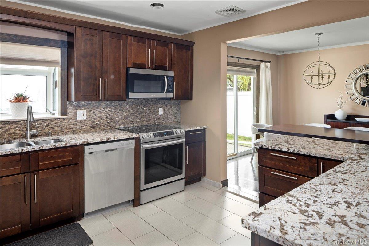 Single Family Saddle Ridge Nassau County, NY 11598, MLS-920240-10