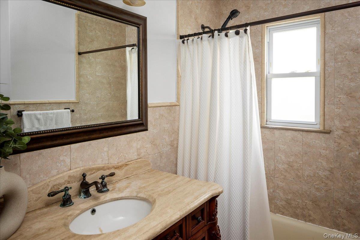 Single Family Saddle Ridge Nassau County, NY 11598, MLS-920240-16