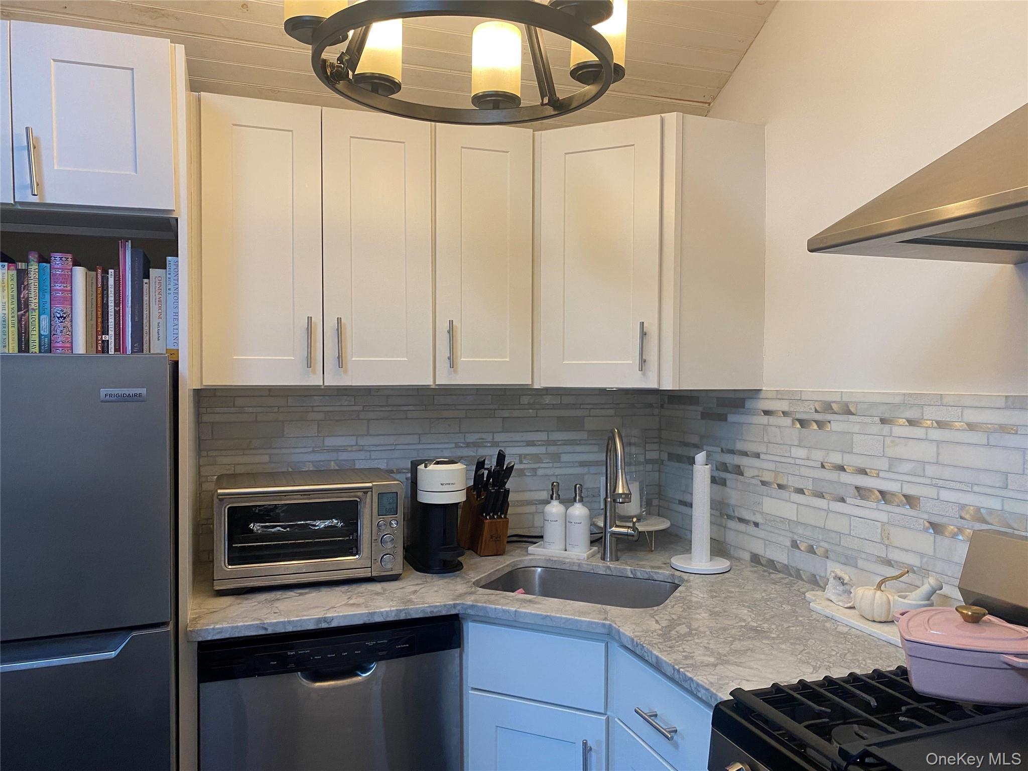 Single Family Cottage Westchester County, NY 10560, MLS-920244-10