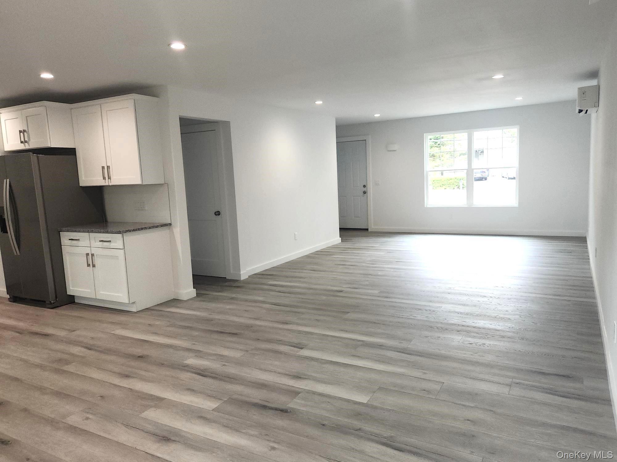 Single Family Neighborhood Suffolk County, NY 11967, MLS-920347-8