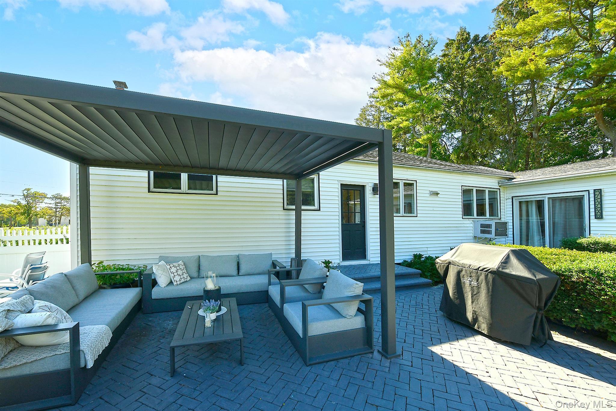 Single Family Burr  Suffolk County, NY 11731, MLS-920403-26