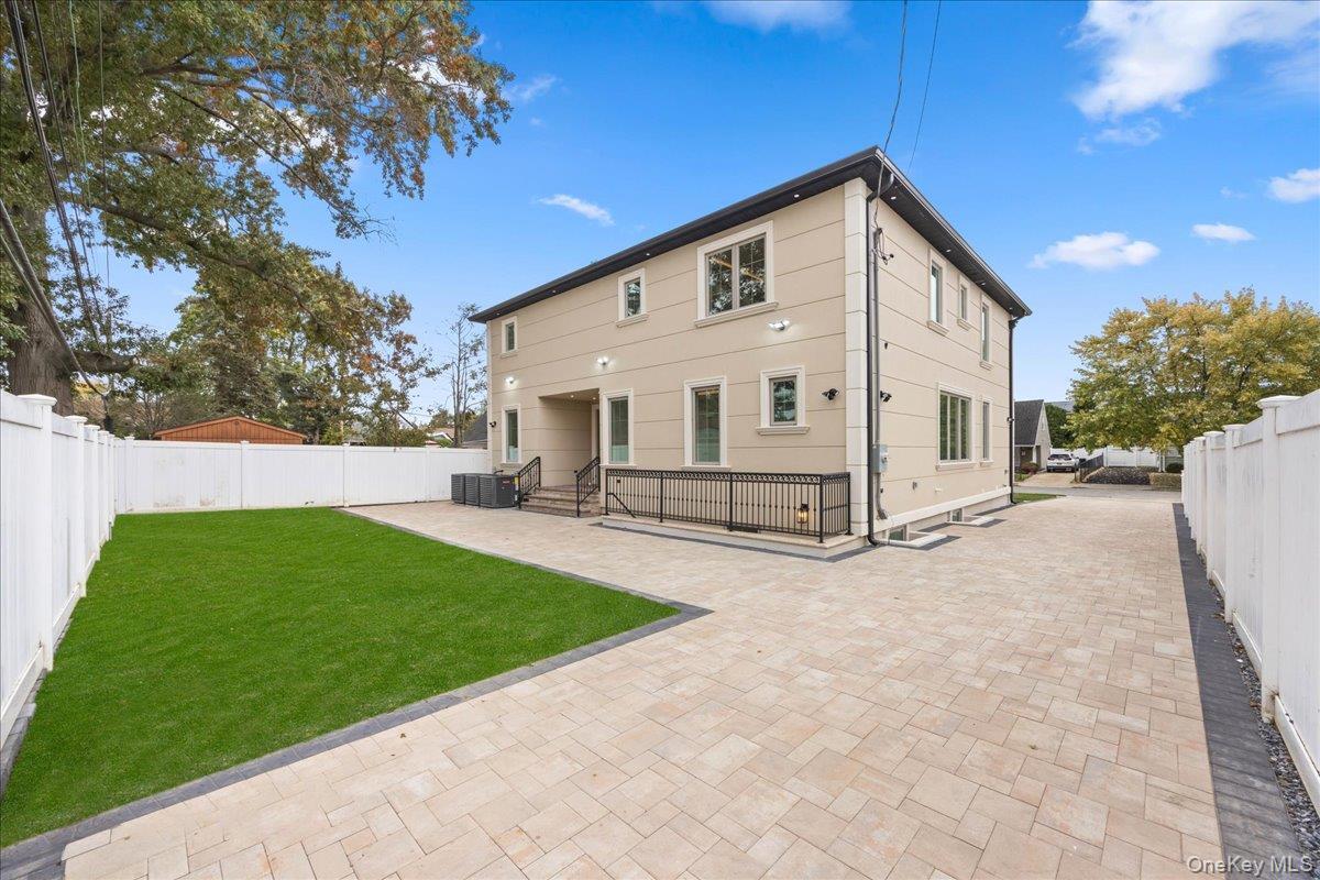 Single Family Putnam Nassau County, NY 11554, MLS-921226-35