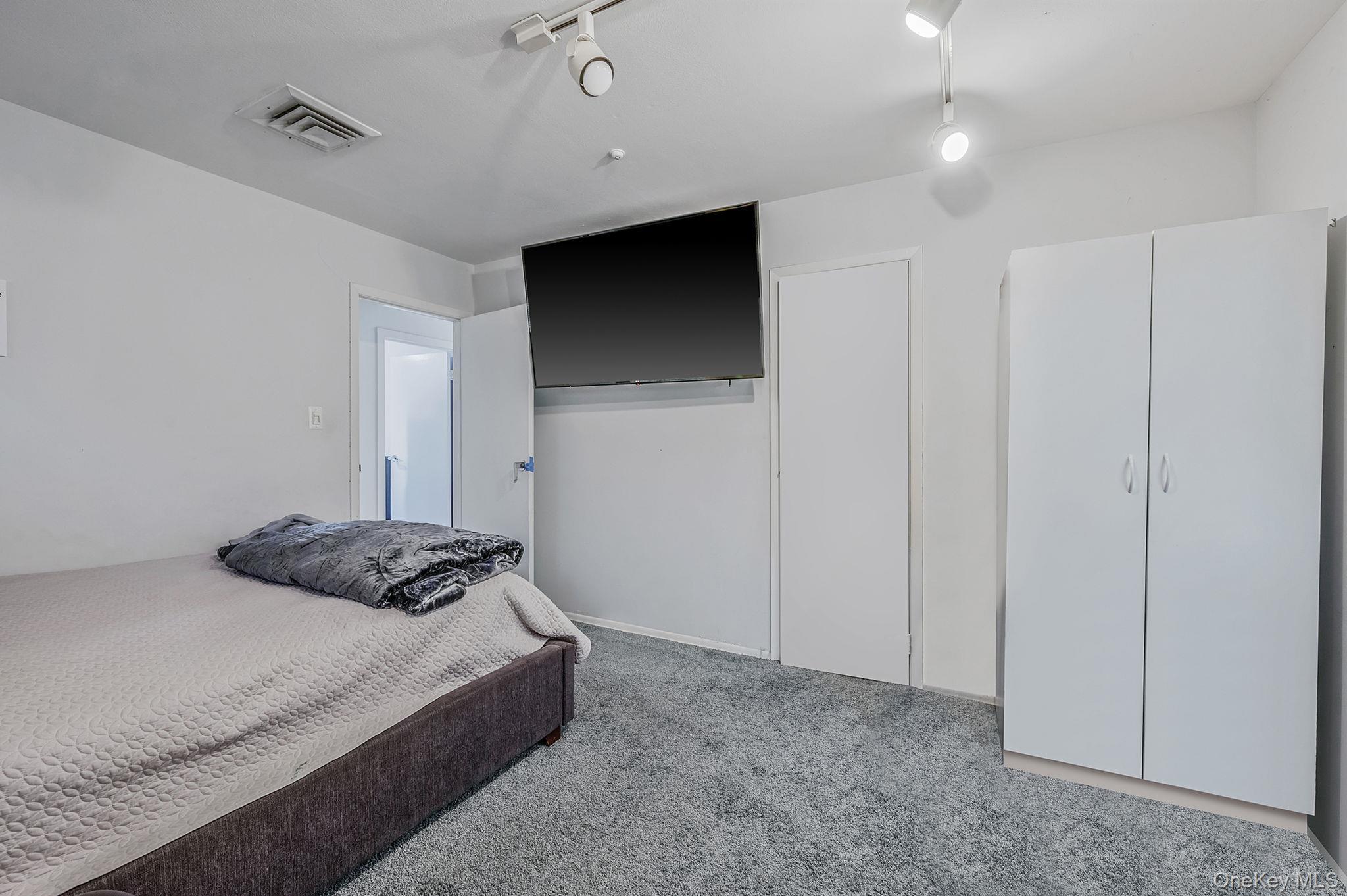 Single Family Dumond Suffolk County, NY 11727, MLS-921372-26