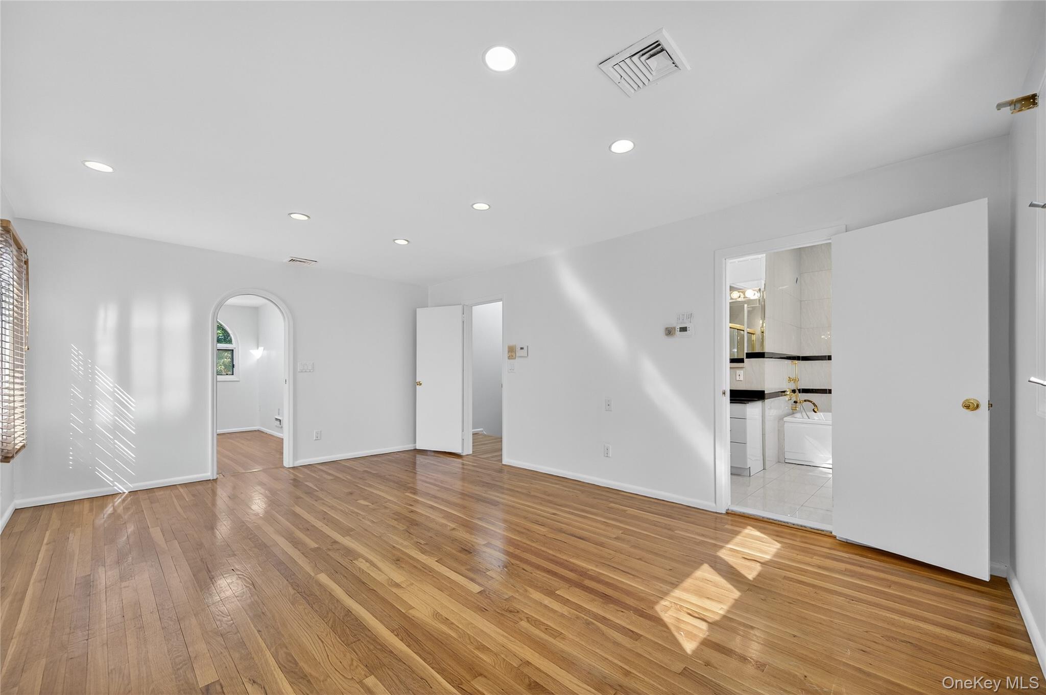 Single Family Hummingbird Nassau County, NY 11576, MLS-921424-16