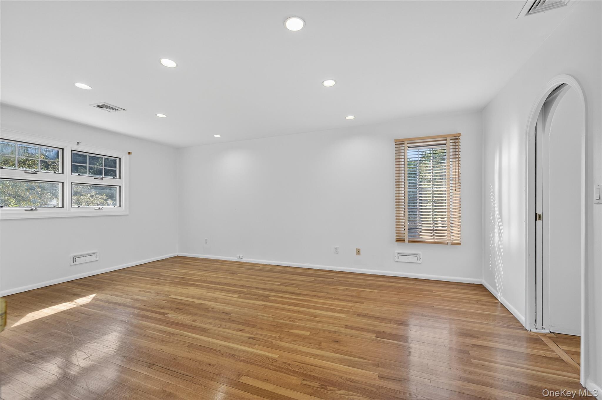 Single Family Hummingbird Nassau County, NY 11576, MLS-921424-17