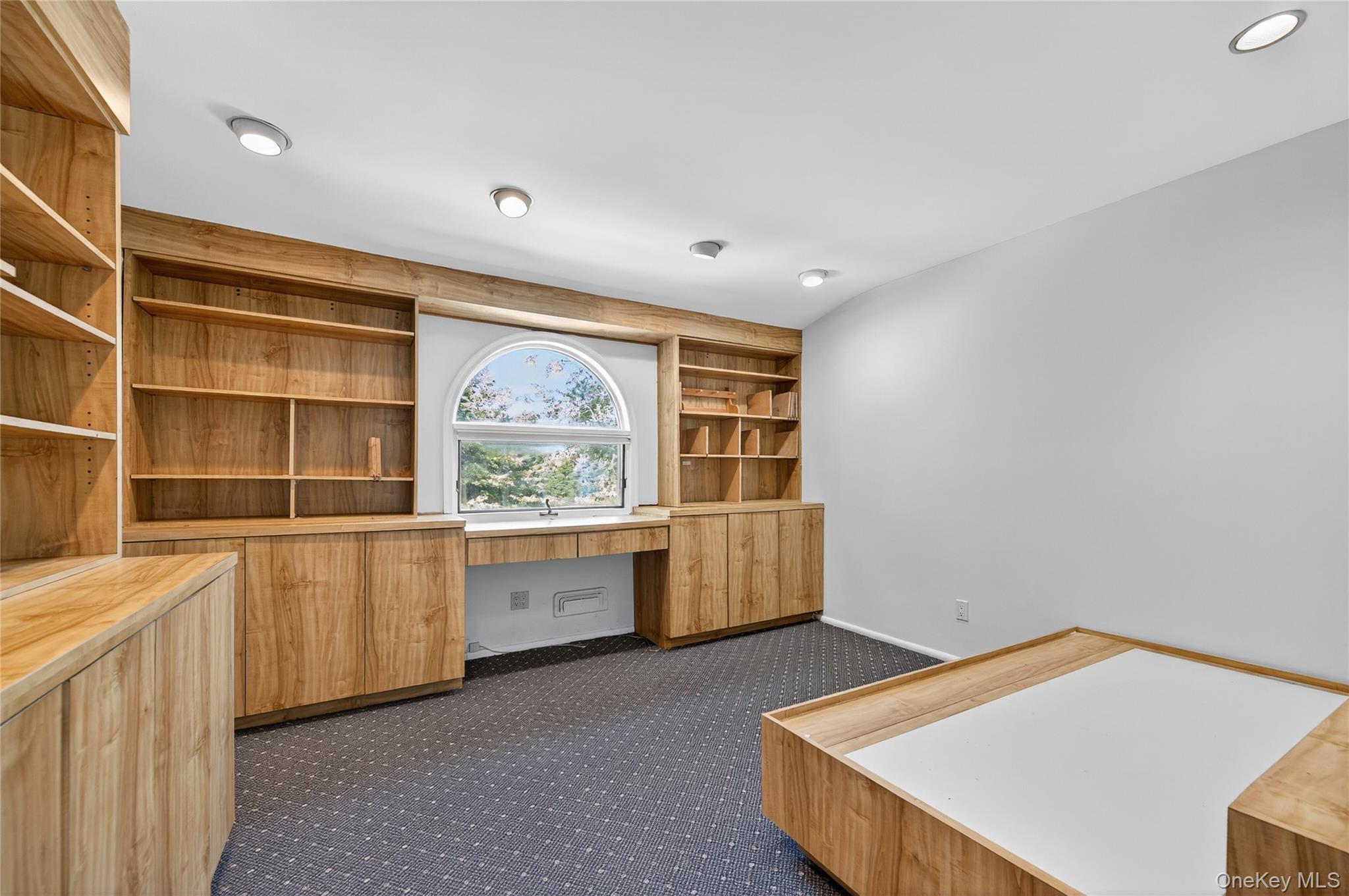 Single Family Hummingbird Nassau County, NY 11576, MLS-921424-24