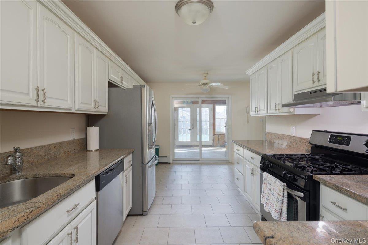 Single Family Parente Nassau County, NY 11558, MLS-921588-12