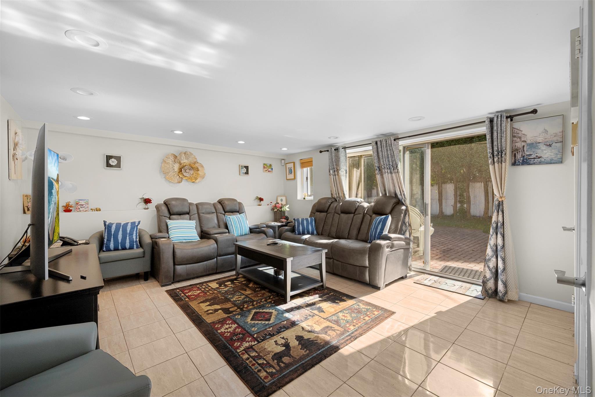 Single Family Phipps Nassau County, NY 11803, MLS-921963-21