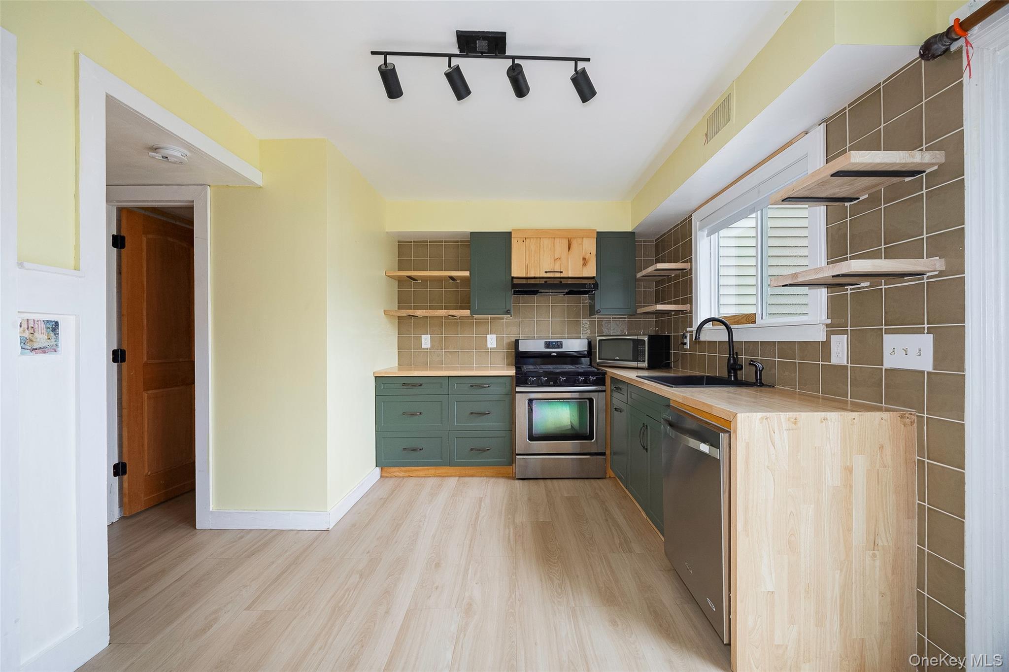 Single Family Sunny Brook Ulster County, NY 12528, MLS-922084-4