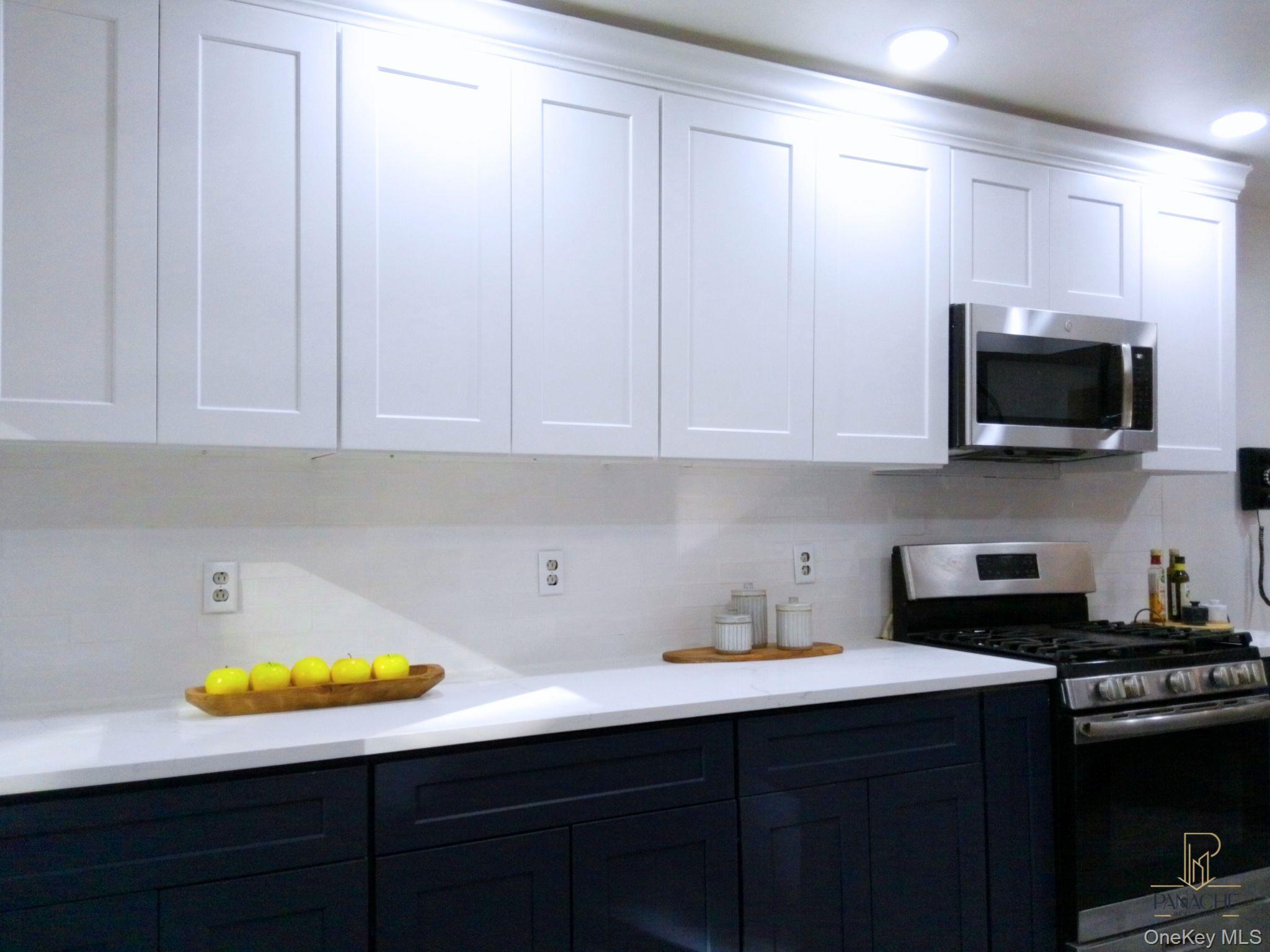 Single Family Lake Grove Suffolk County, NY 11720, MLS-922139-7