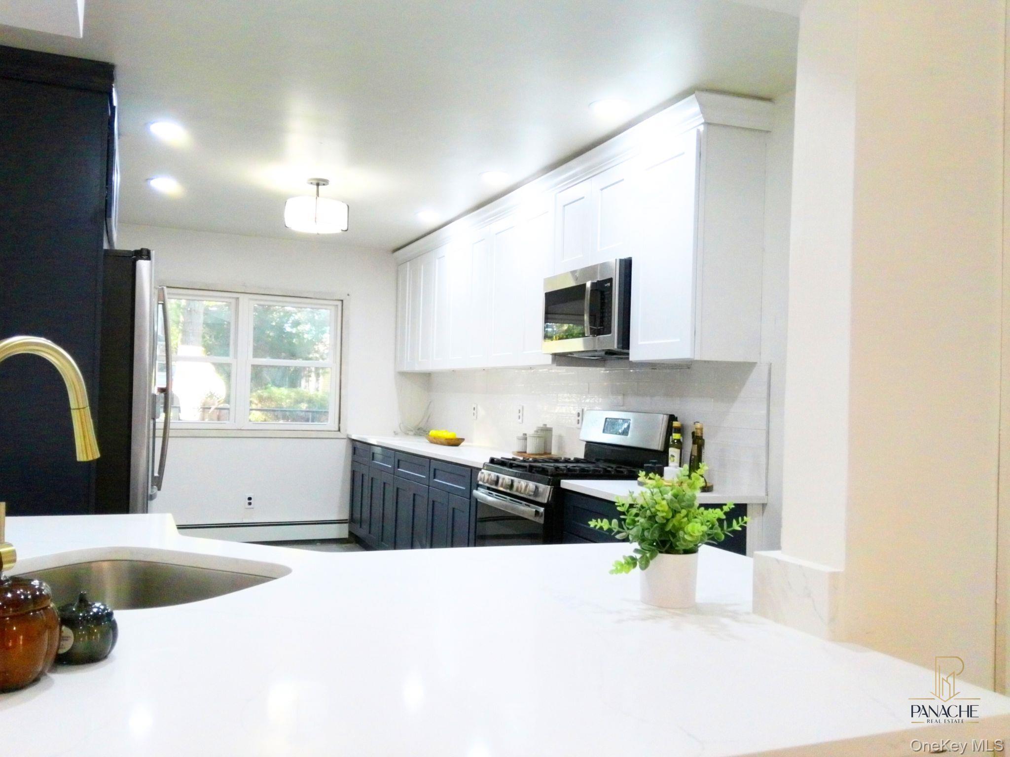 Single Family Lake Grove Suffolk County, NY 11720, MLS-922139-8