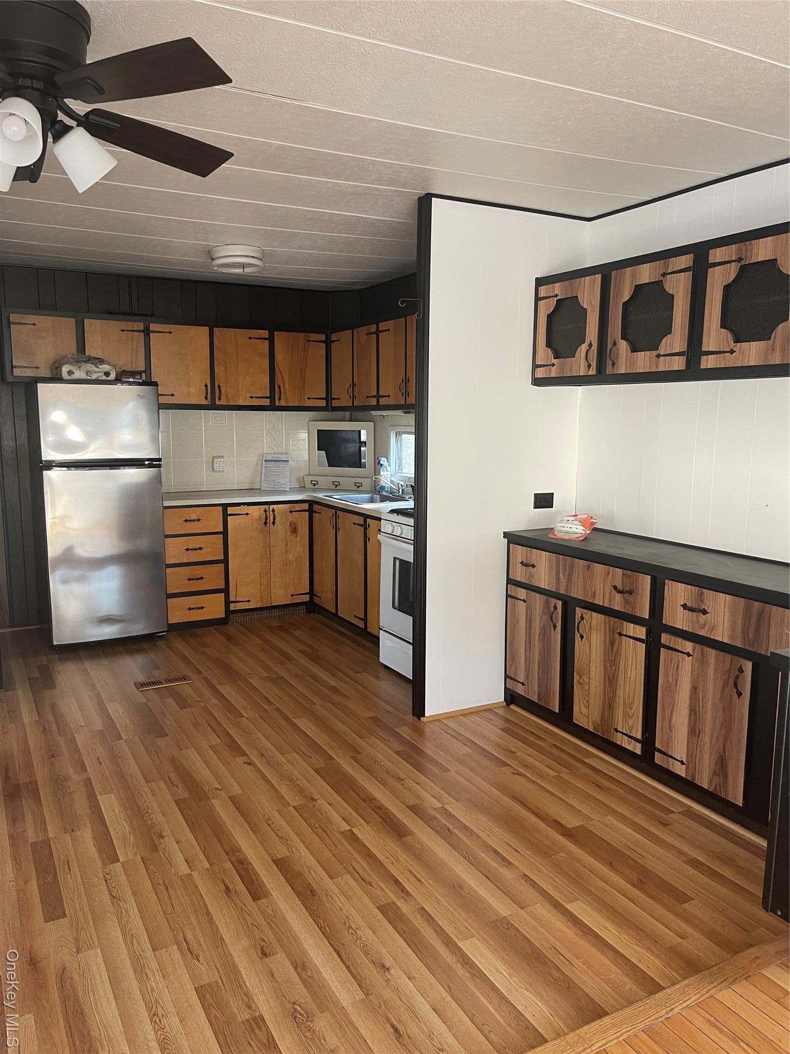 Single Family Old Country  Suffolk County, NY 11901, MLS-922155-2