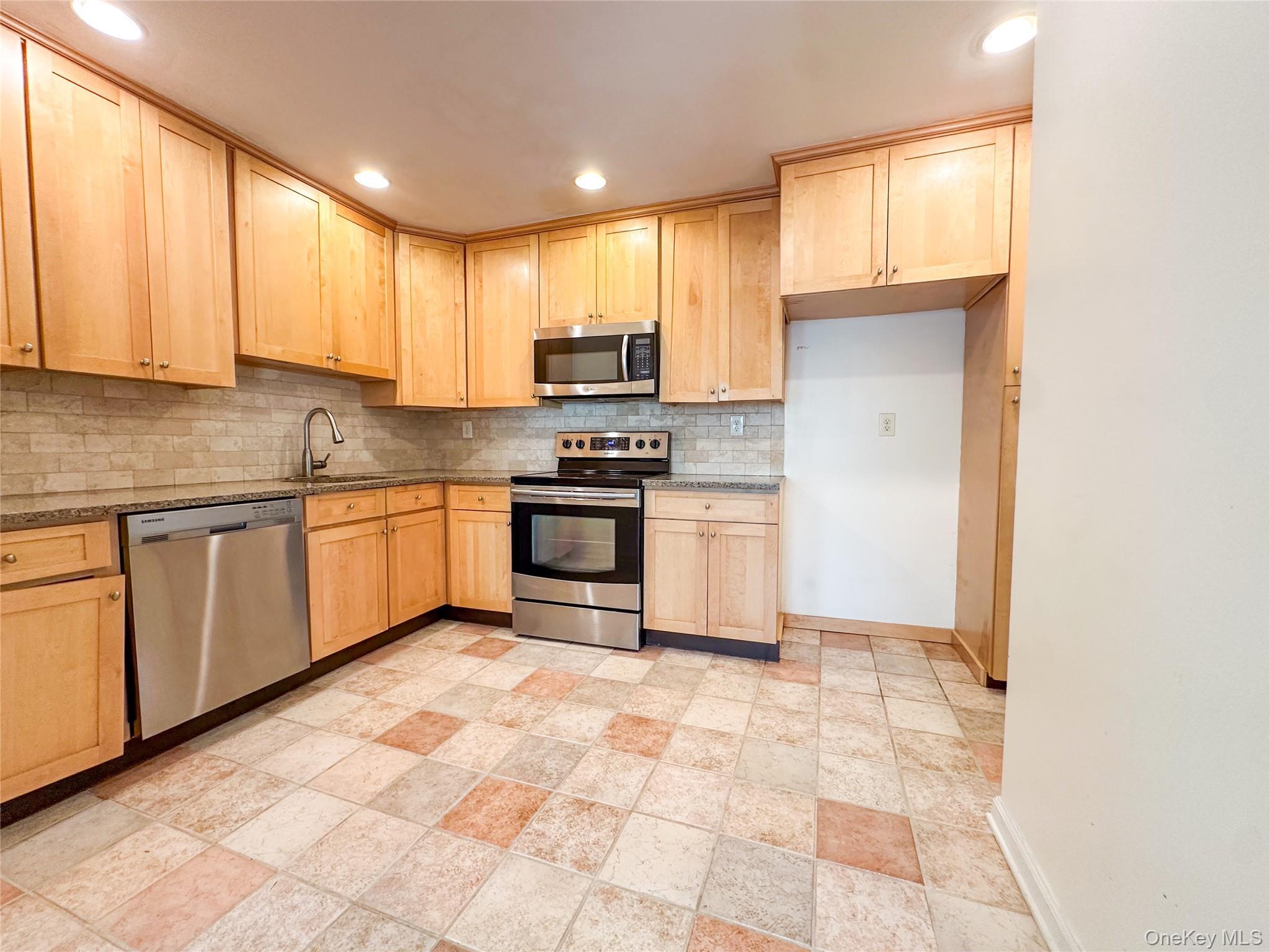 Condo Granada  Westchester County, NY 10603, MLS-922204-11