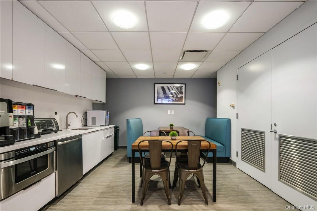 Commercial Lease Avenue Of Americas  Manhattan, NY 10020, MLS-922226-20