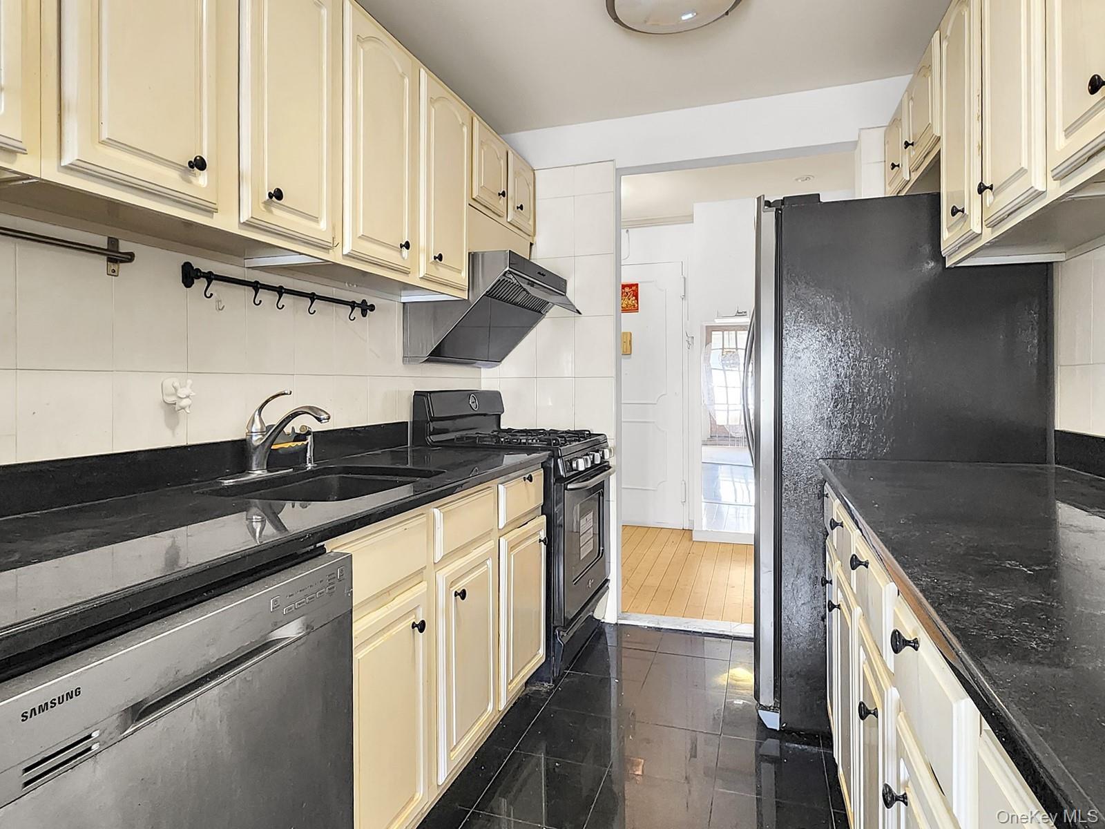 Condo 34th  Queens, NY 11354, MLS-922236-3