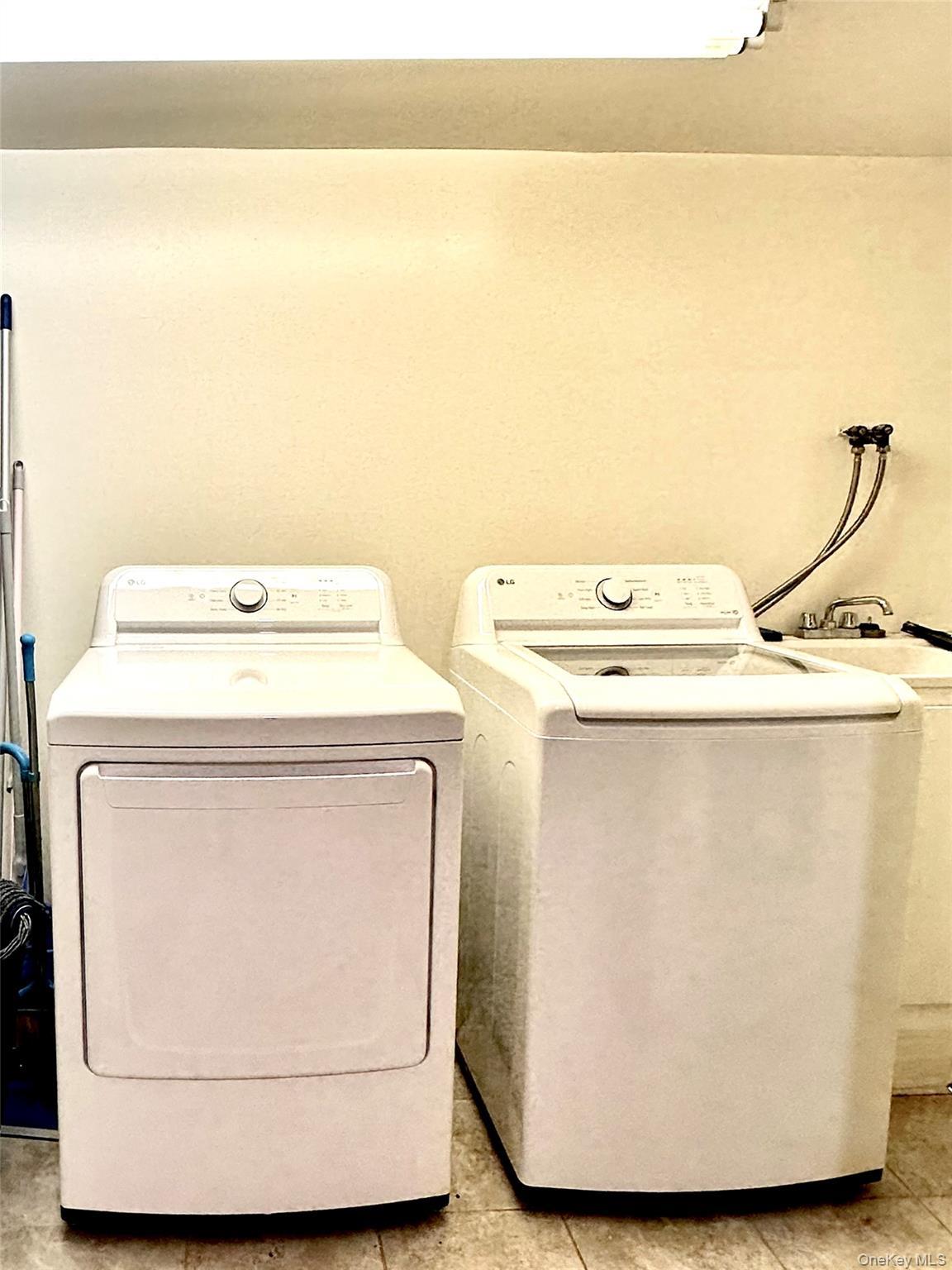 Single Family Windermere  Nassau County, NY 11010, MLS-922595-35