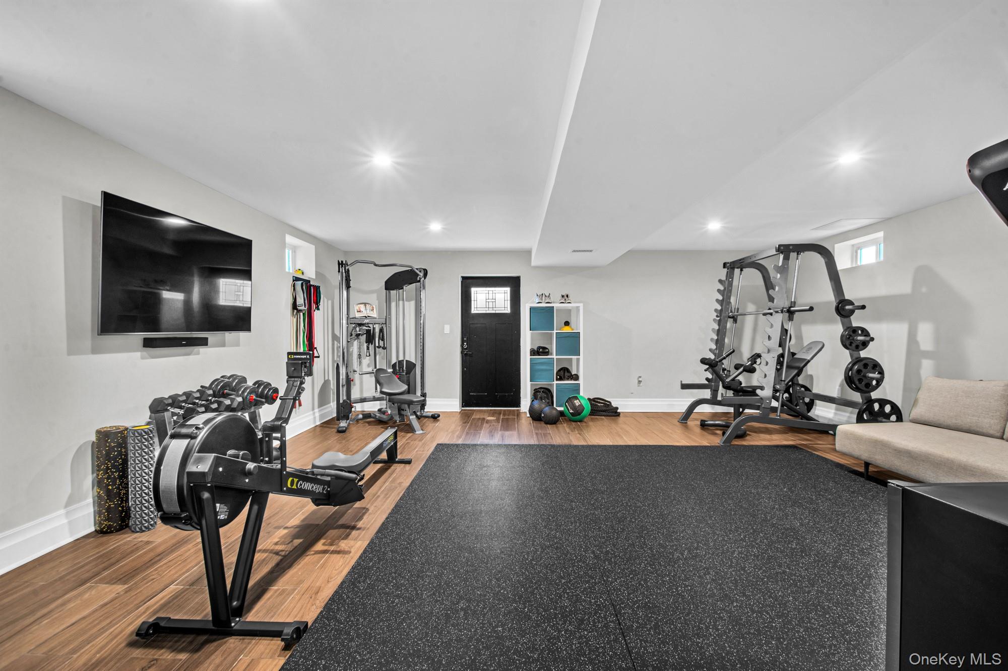 Single Family 8th Queens, NY 11357, MLS-922640-24