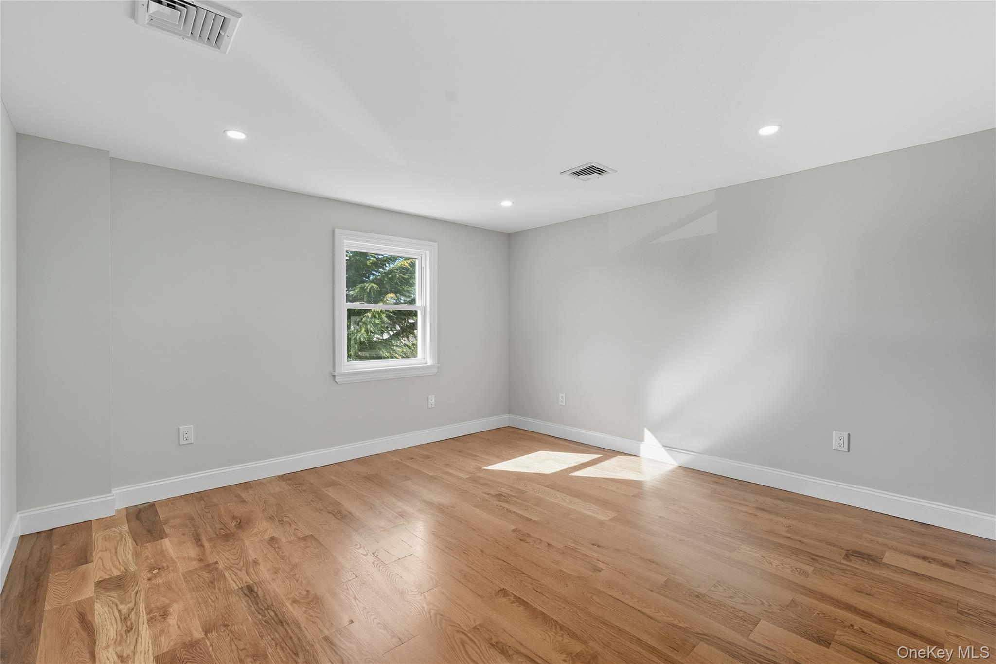 Single Family Venetian Prom  Suffolk County, NY 11757, MLS-922701-25