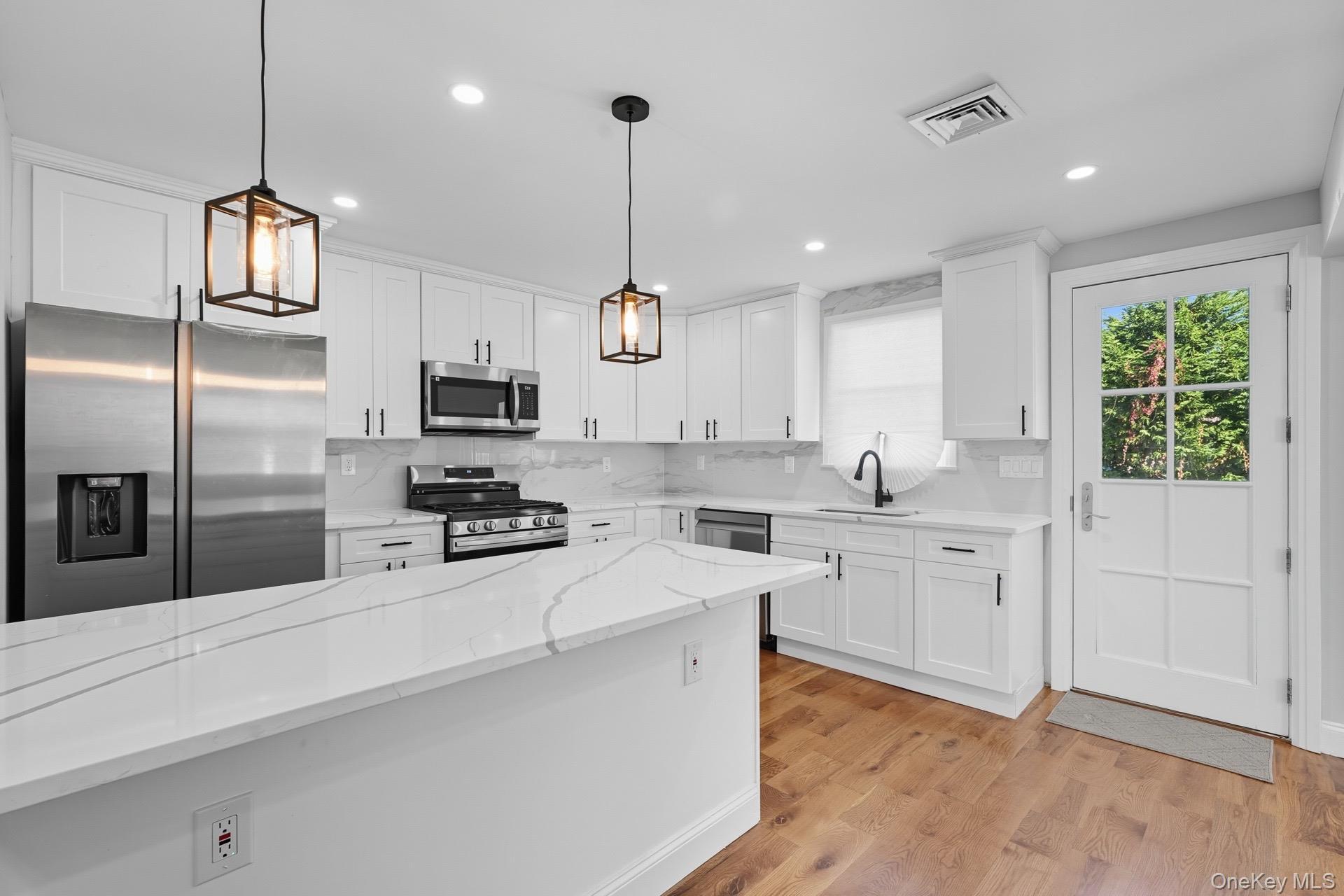 Single Family Venetian Prom  Suffolk County, NY 11757, MLS-922701-27