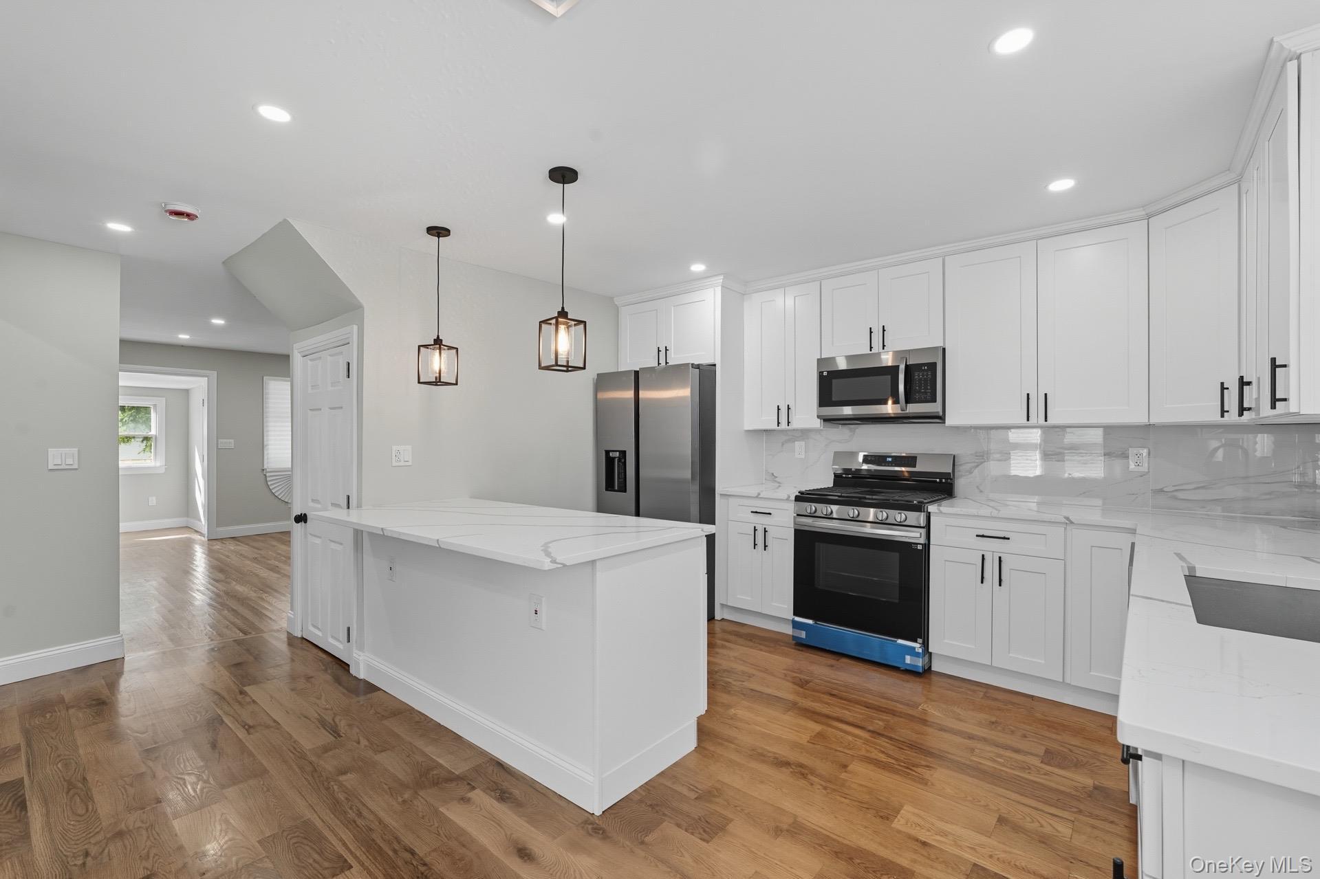 Single Family Venetian Prom  Suffolk County, NY 11757, MLS-922701-28