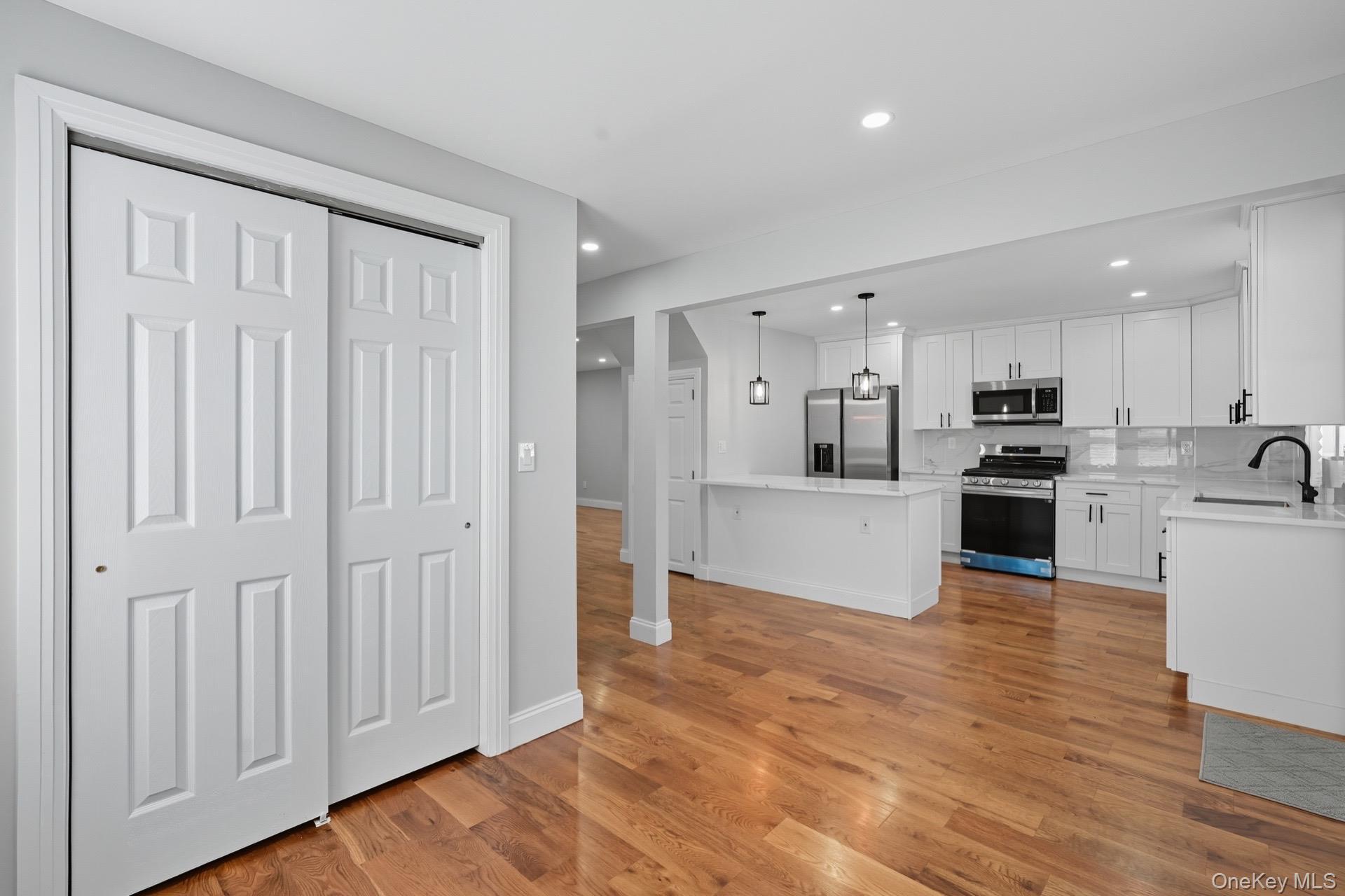 Single Family Venetian Prom  Suffolk County, NY 11757, MLS-922701-29