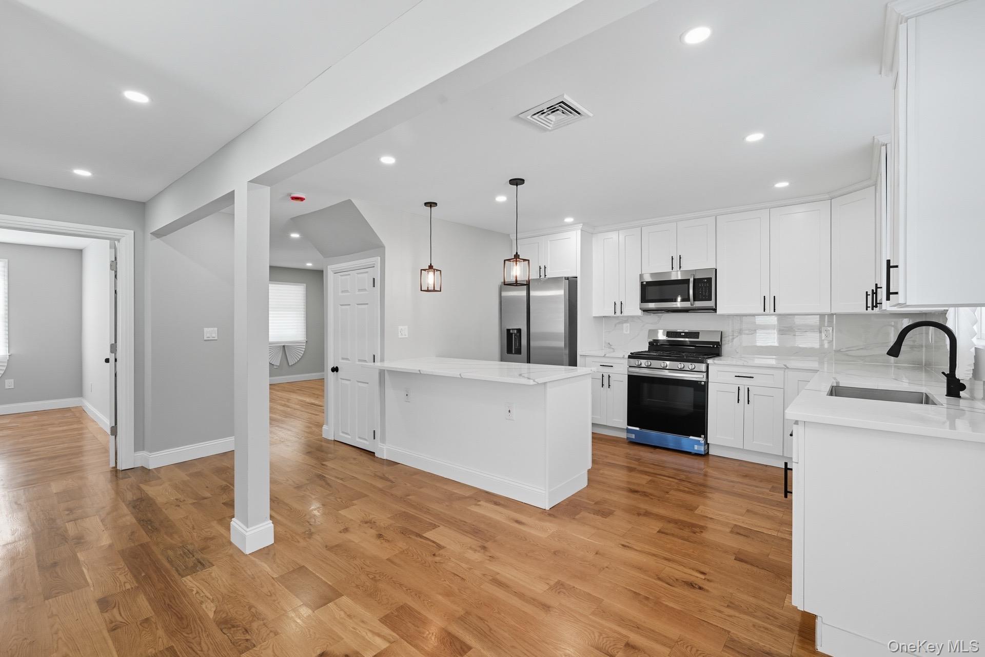 Single Family Venetian Prom  Suffolk County, NY 11757, MLS-922701-31