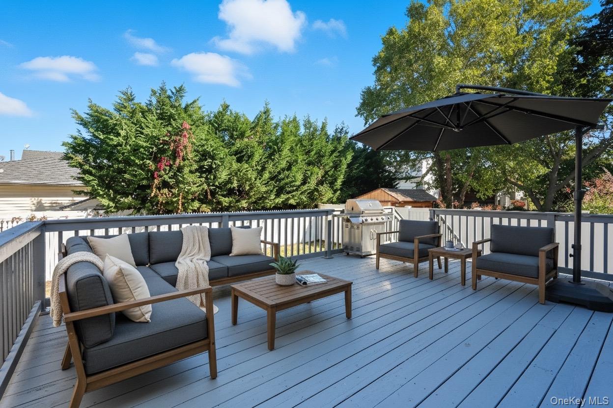 Single Family Venetian Prom  Suffolk County, NY 11757, MLS-922701-39