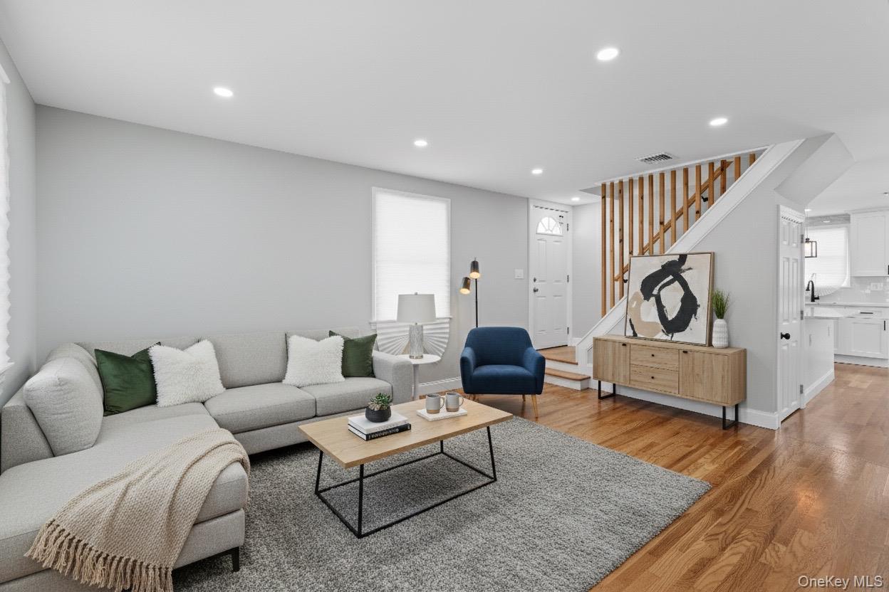 Single Family Venetian Prom  Suffolk County, NY 11757, MLS-922701-40