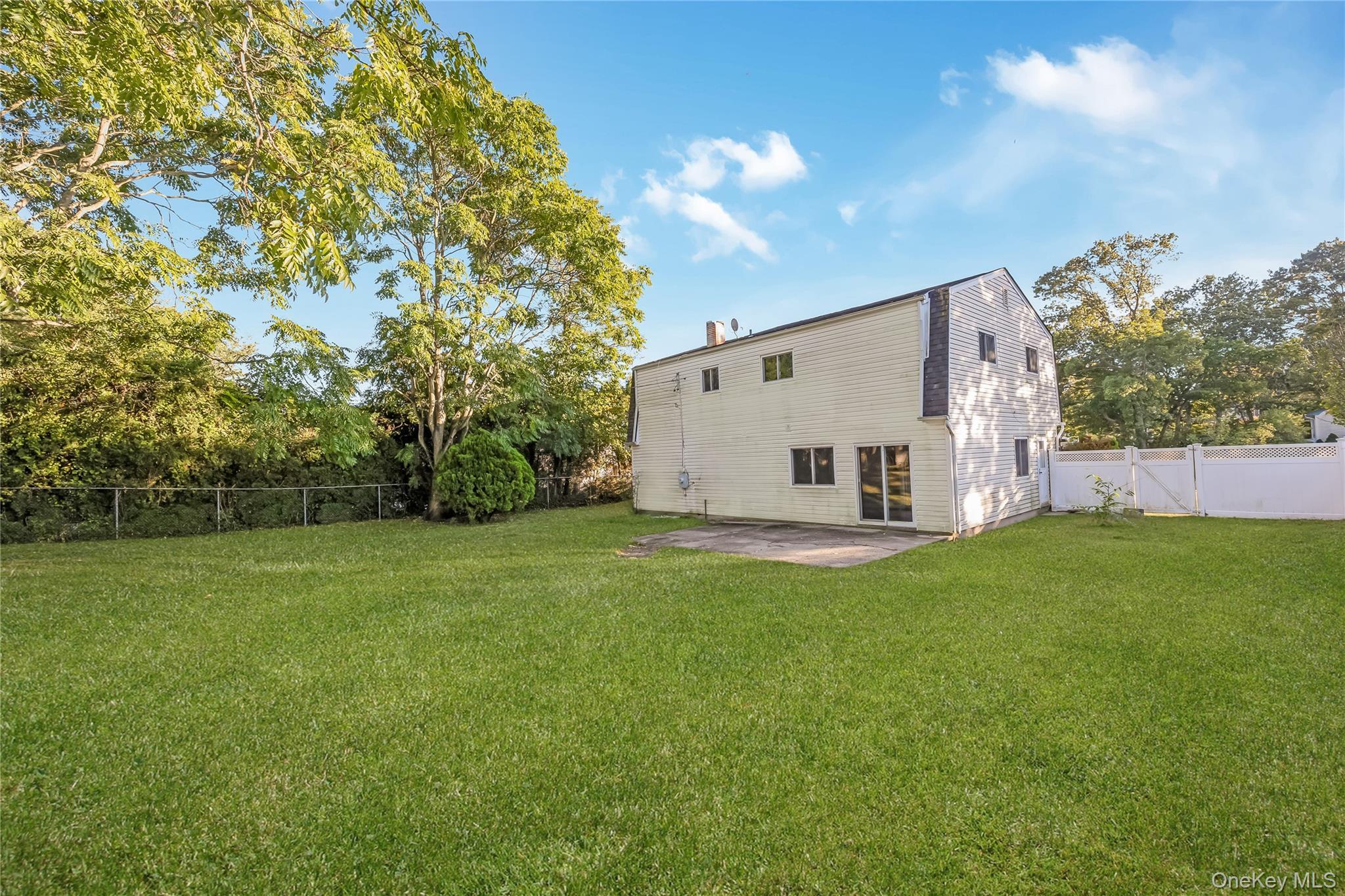 Single Family Cirrus  Suffolk County, NY 11741, MLS-922893-11