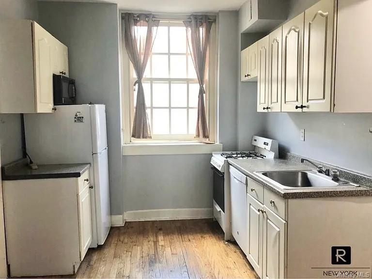 Apartment East 77  Manhattan, NY 10075, MLS-922930-2