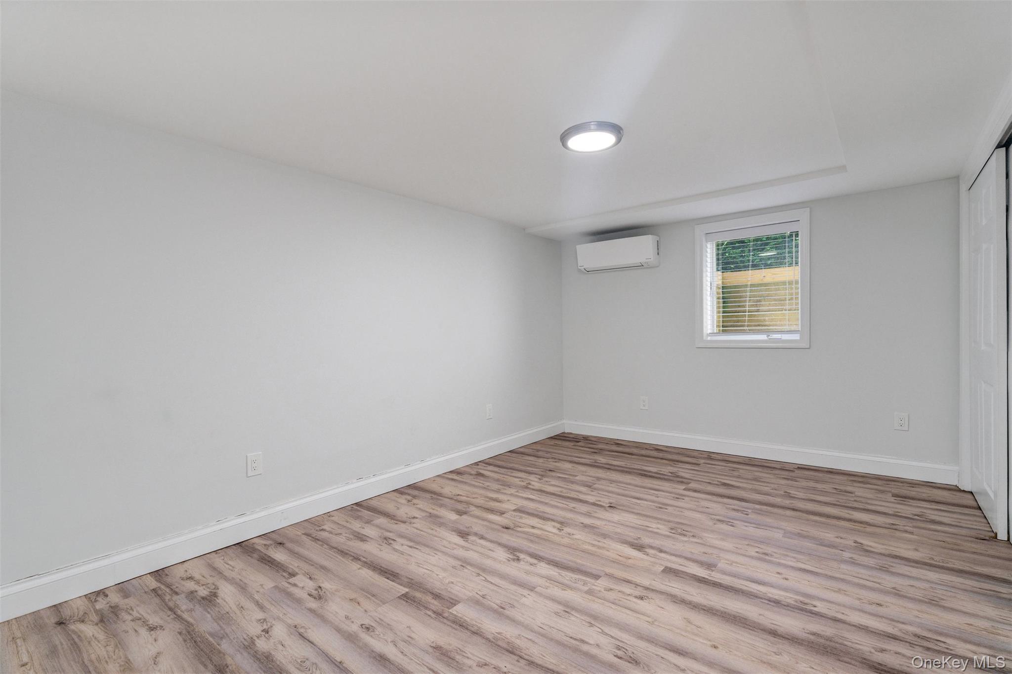 Single Family Suffolk Suffolk County, NY 11946, MLS-922997-32