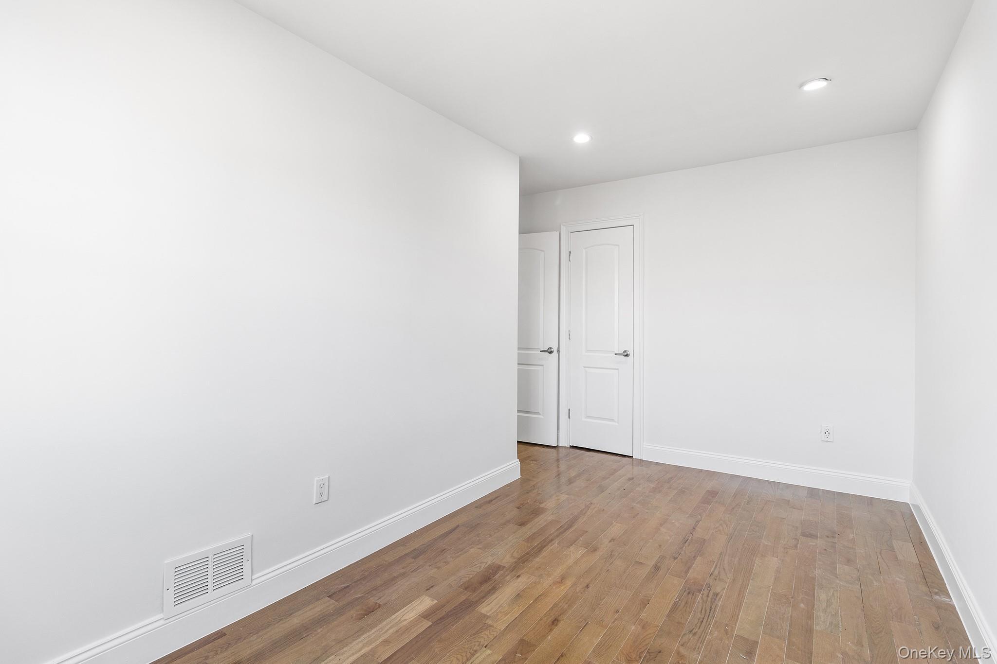 Single Family 221st  Bronx, NY 10467, MLS-923021-26