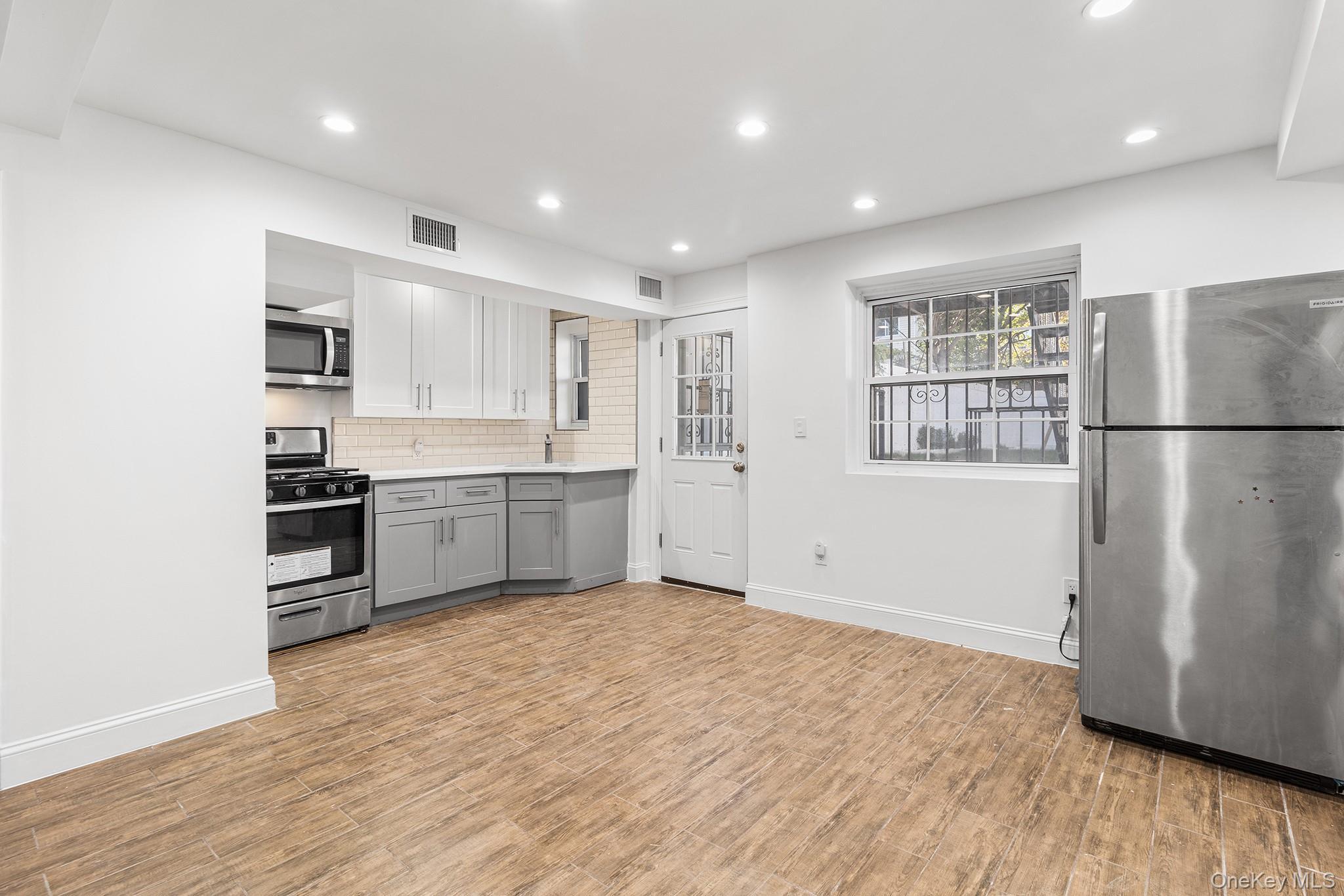 Single Family 221st  Bronx, NY 10467, MLS-923021-6