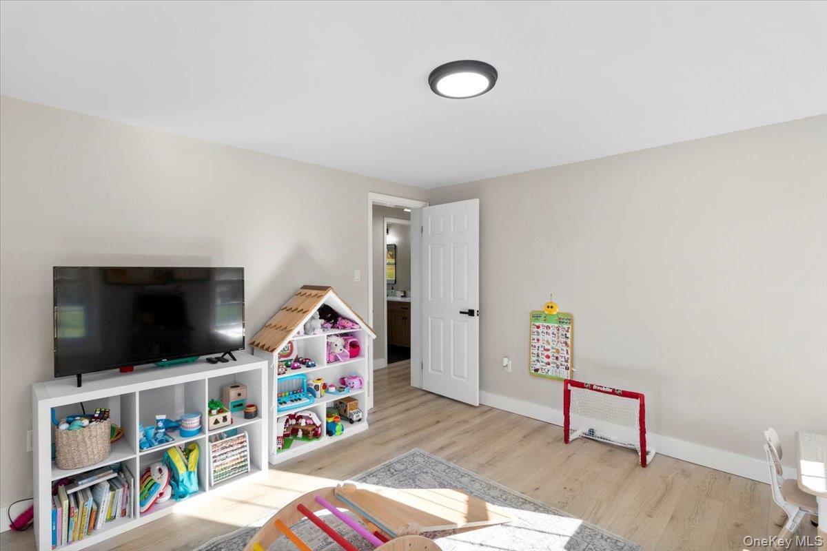 Single Family Mountain View Out Of Area, NY 12090, MLS-923208-20