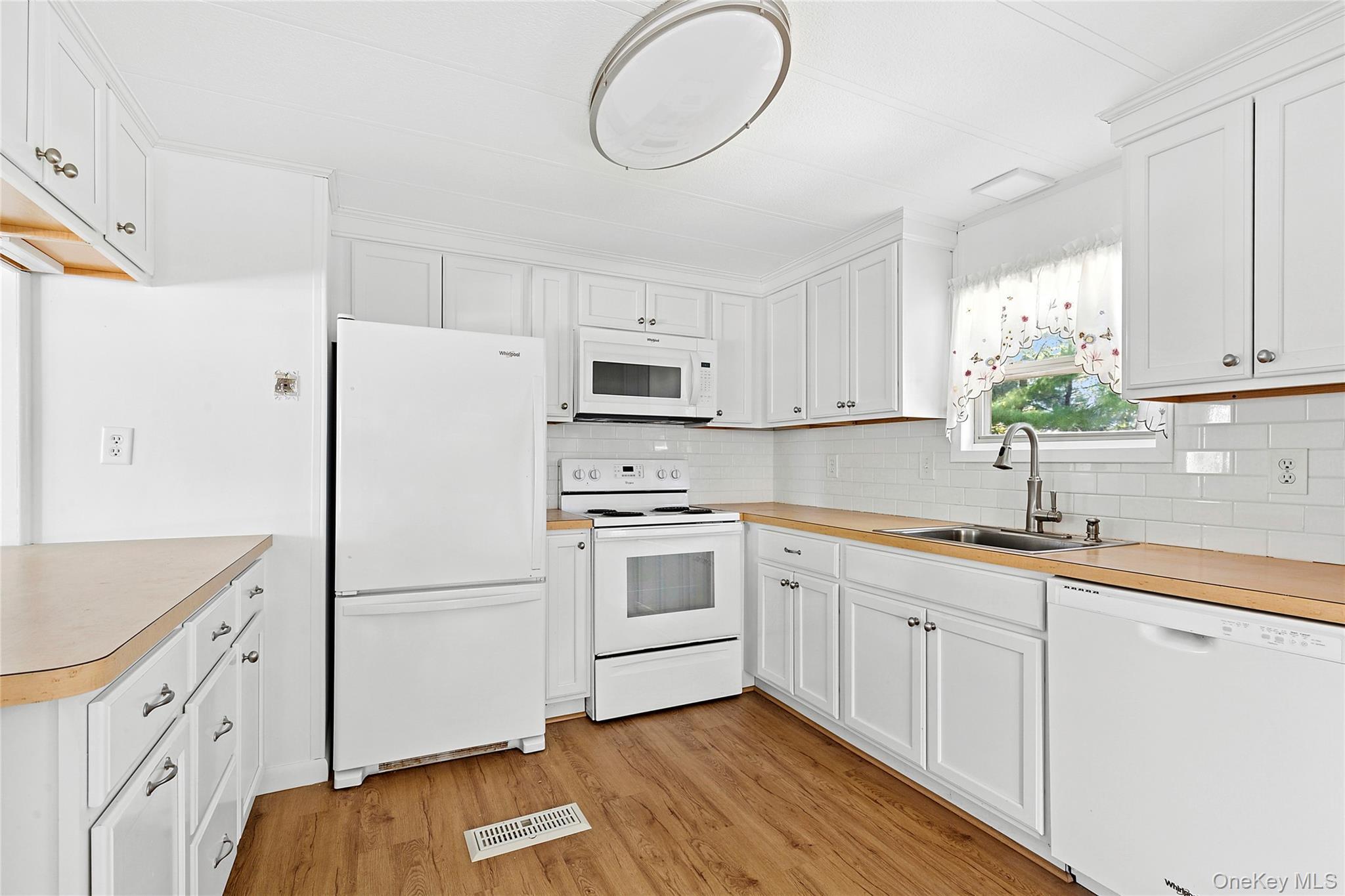 Single Family Old Country  Suffolk County, NY 11901, MLS-923306-7