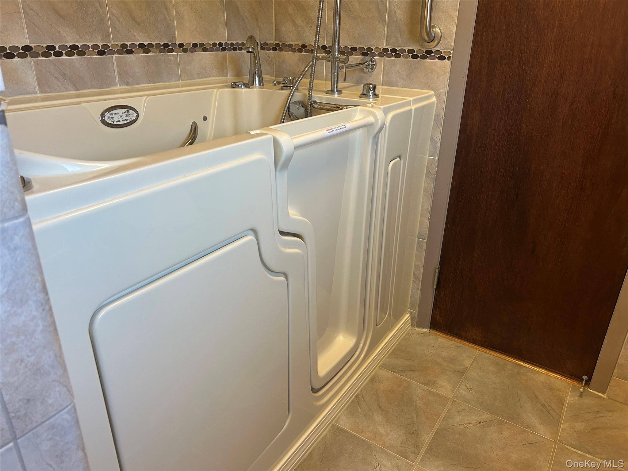 Single Family Young  Suffolk County, NY 11704, MLS-923365-4