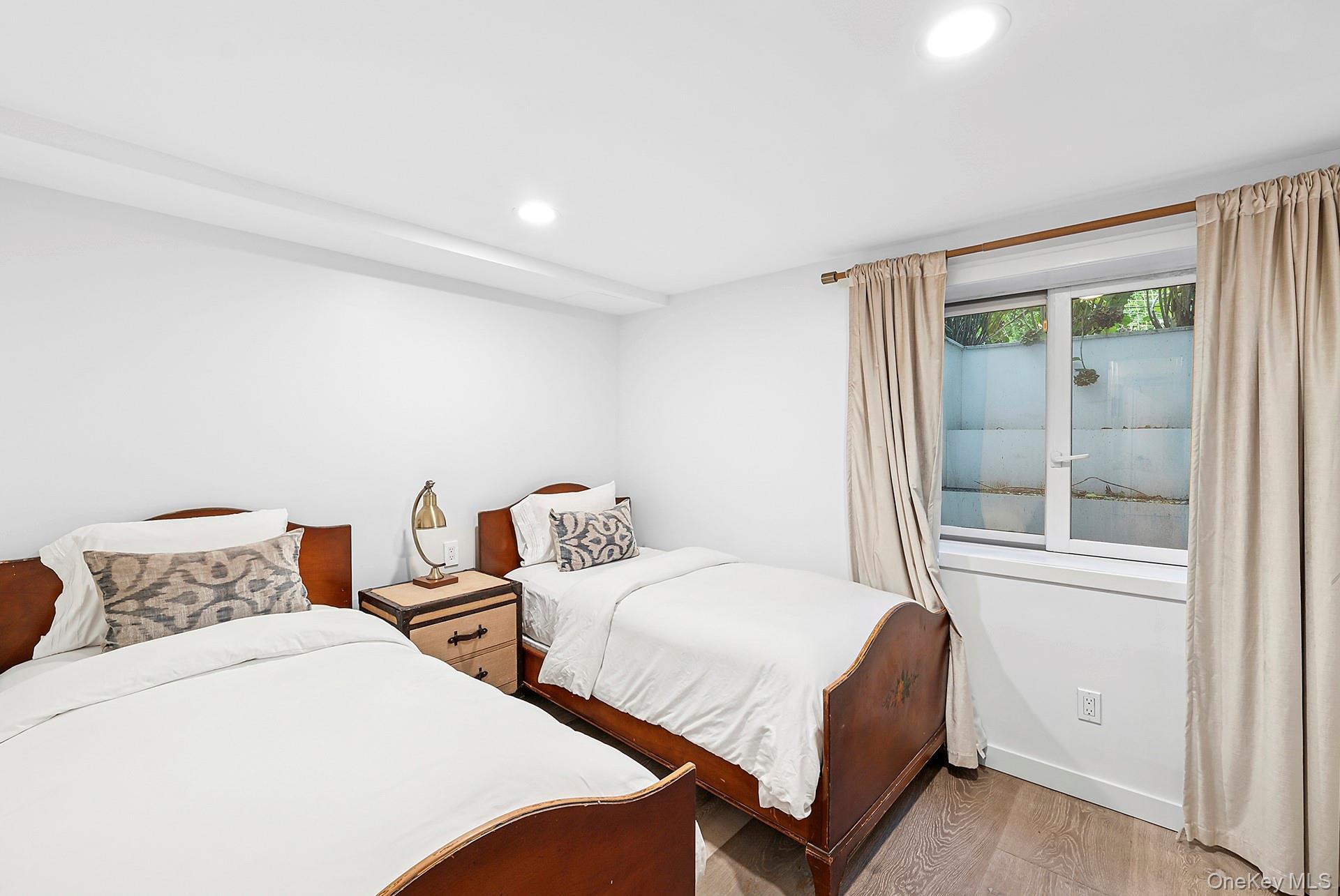 Single Family Windermere Suffolk County, NY 11963, MLS-923385-32