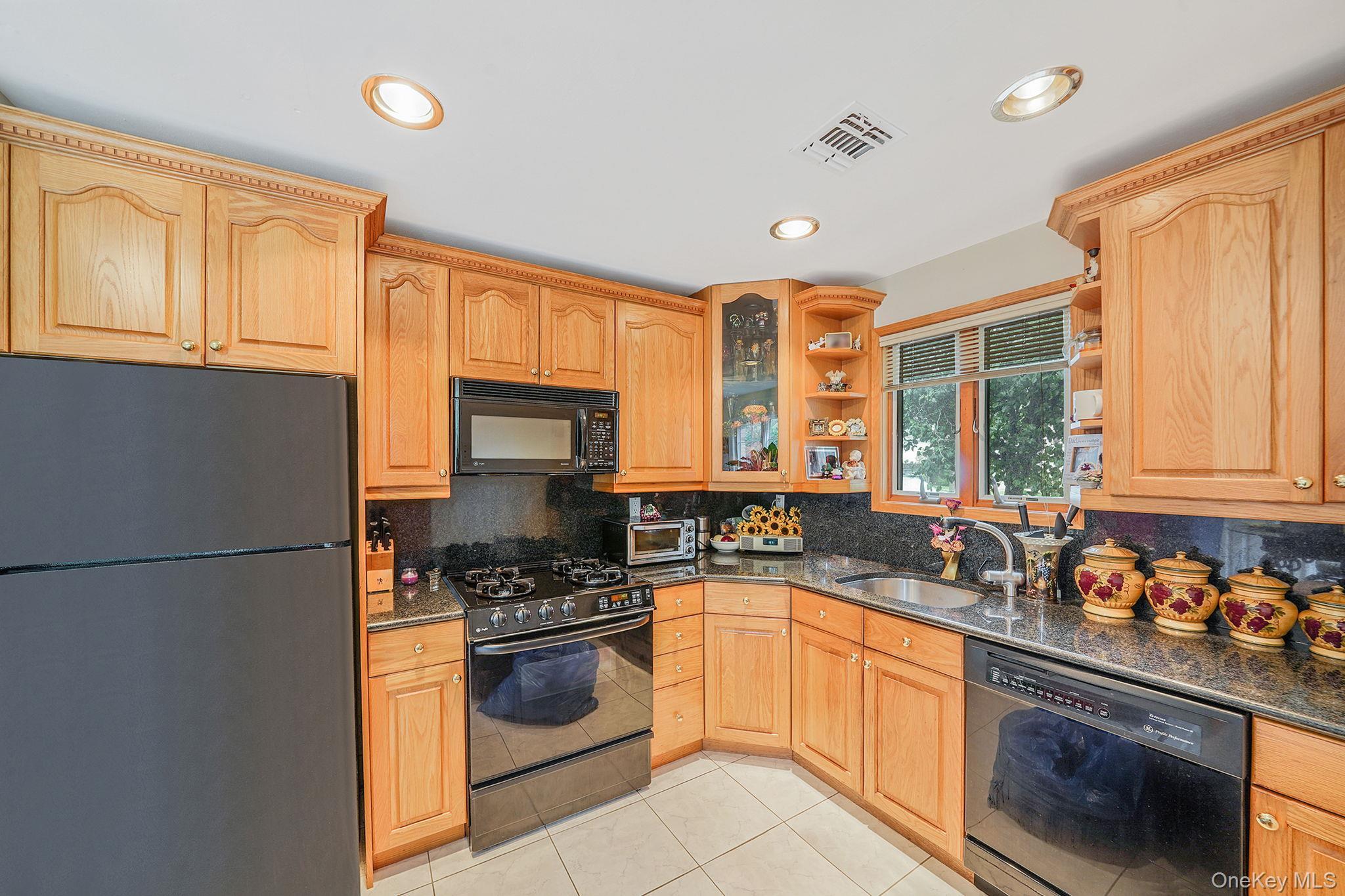 Single Family Bathgate St Staten Island, NY 10312, MLS-923691-20