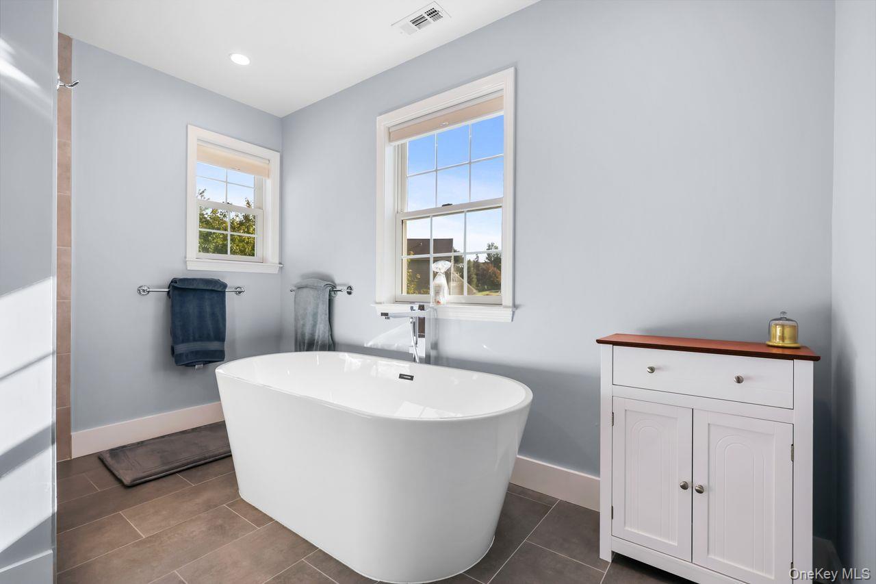 Single Family Mane  Dutchess County, NY 12564, MLS-923816-18