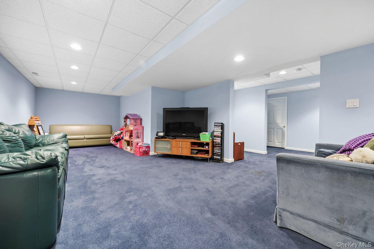 Single Family Mane  Dutchess County, NY 12564, MLS-923816-25