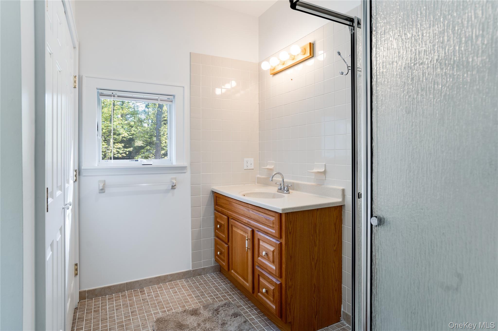 Single Family Avenue Suffolk County, NY 11946, MLS-923978-35