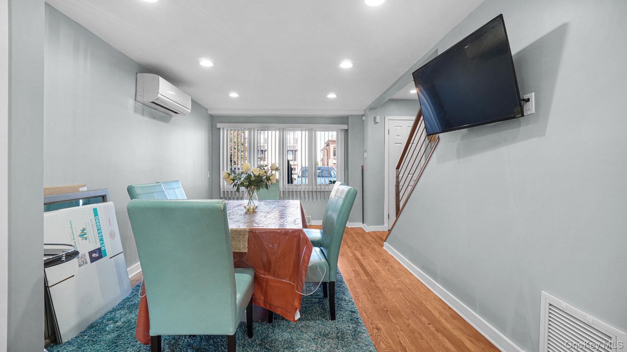 Single Family Powells Cove Queens, NY 11357, MLS-924005-11