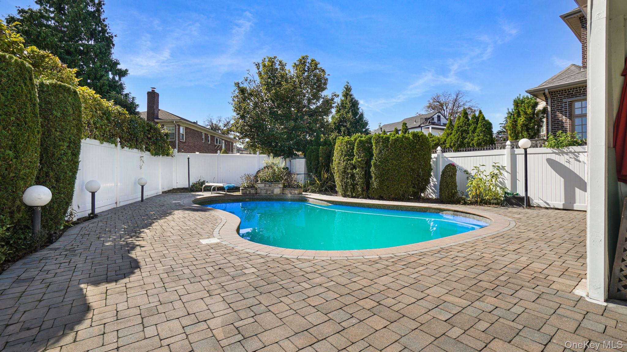 Single Family Powells Cove Queens, NY 11357, MLS-924005-37