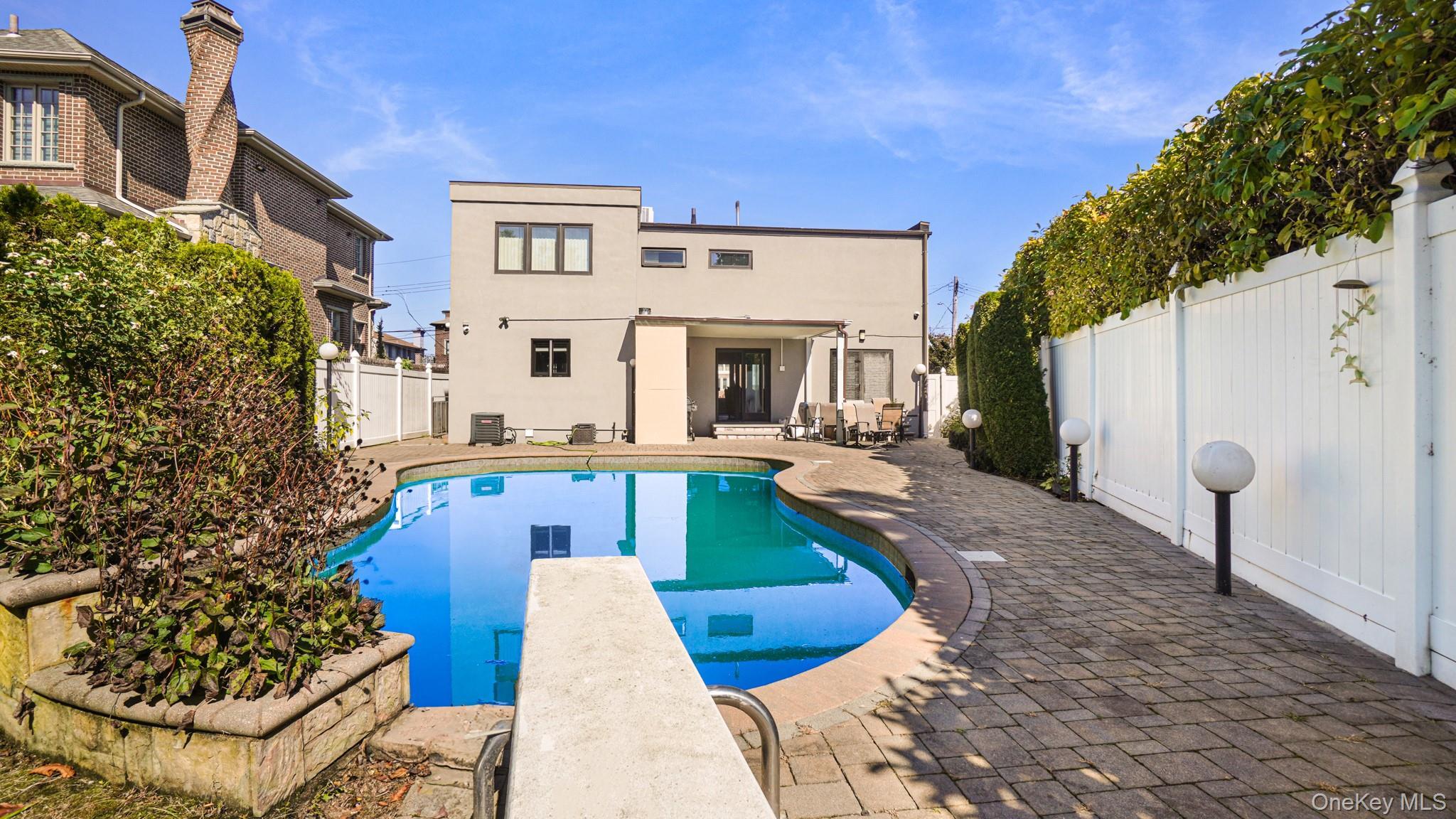 Single Family Powells Cove Queens, NY 11357, MLS-924005-39