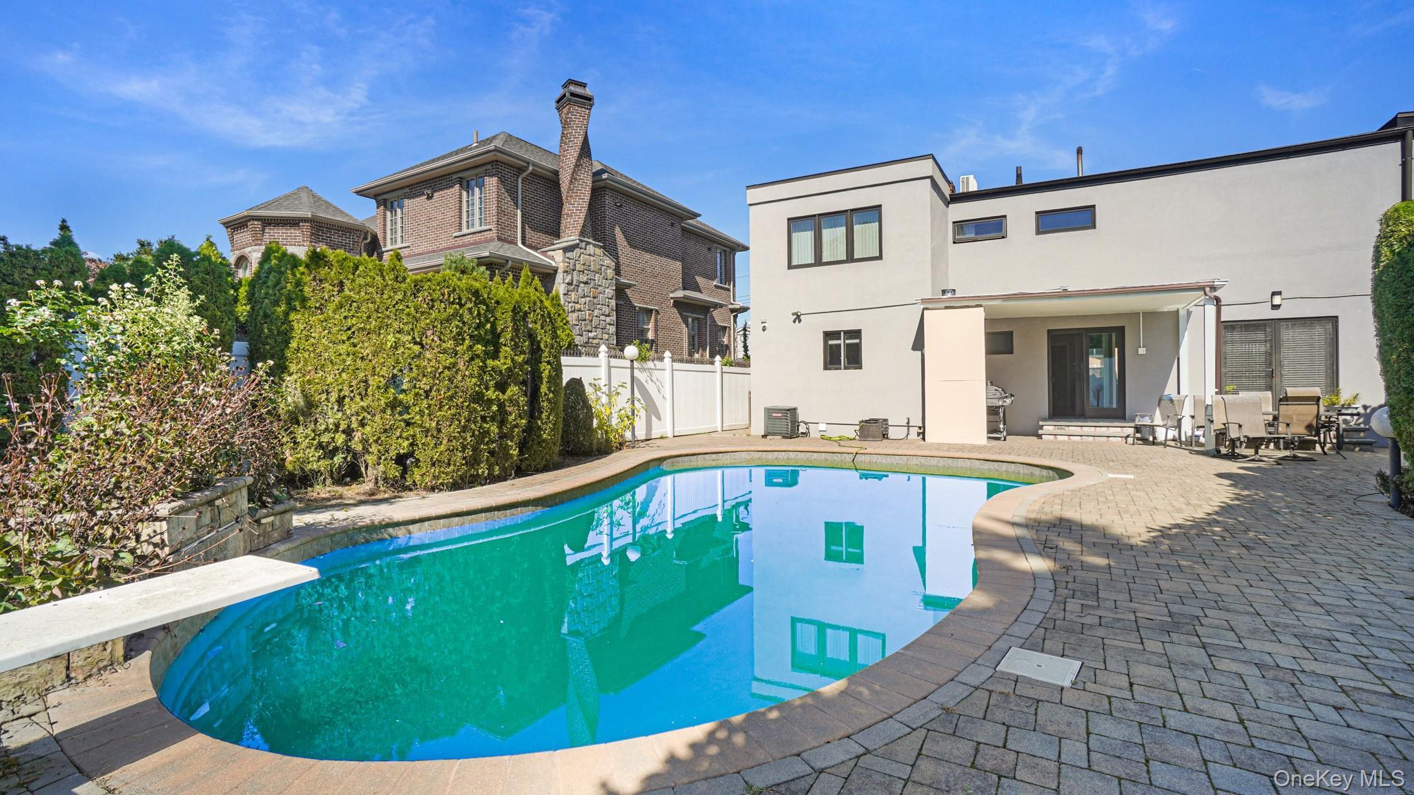 Single Family Powells Cove Queens, NY 11357, MLS-924005-40