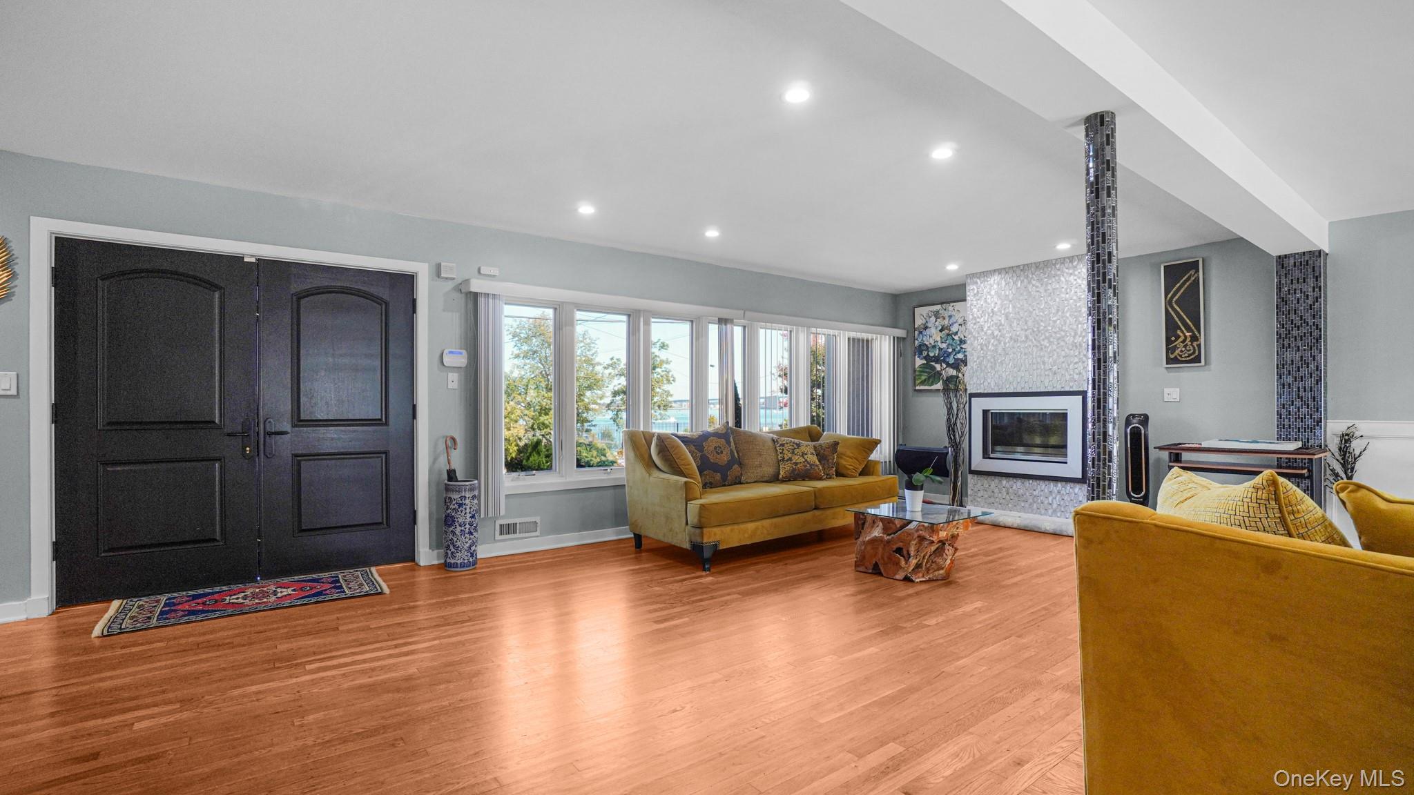 Single Family Powells Cove Queens, NY 11357, MLS-924005-8