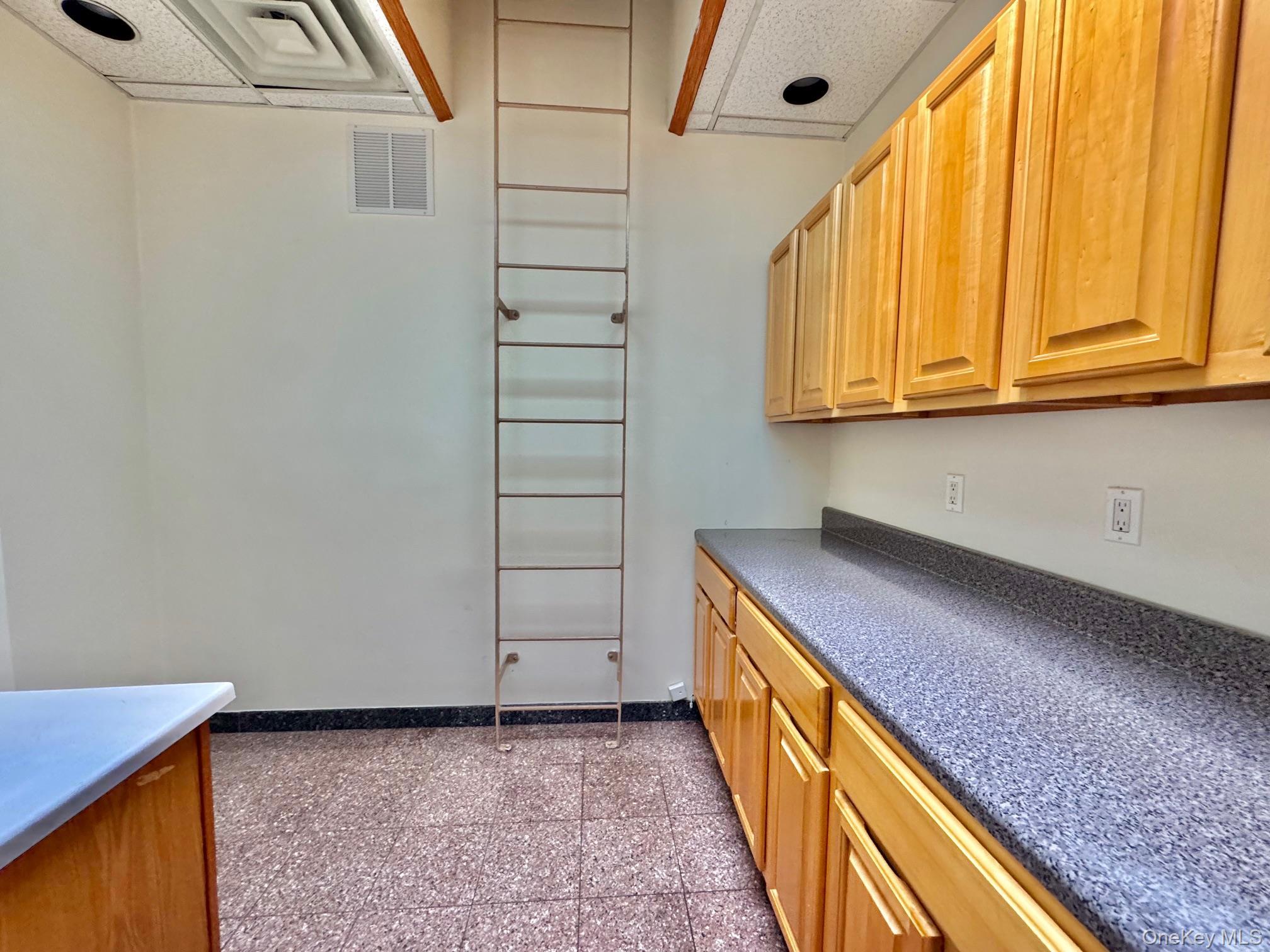 Commercial Lease 62nd Brooklyn, NY 11220, MLS-924011-24