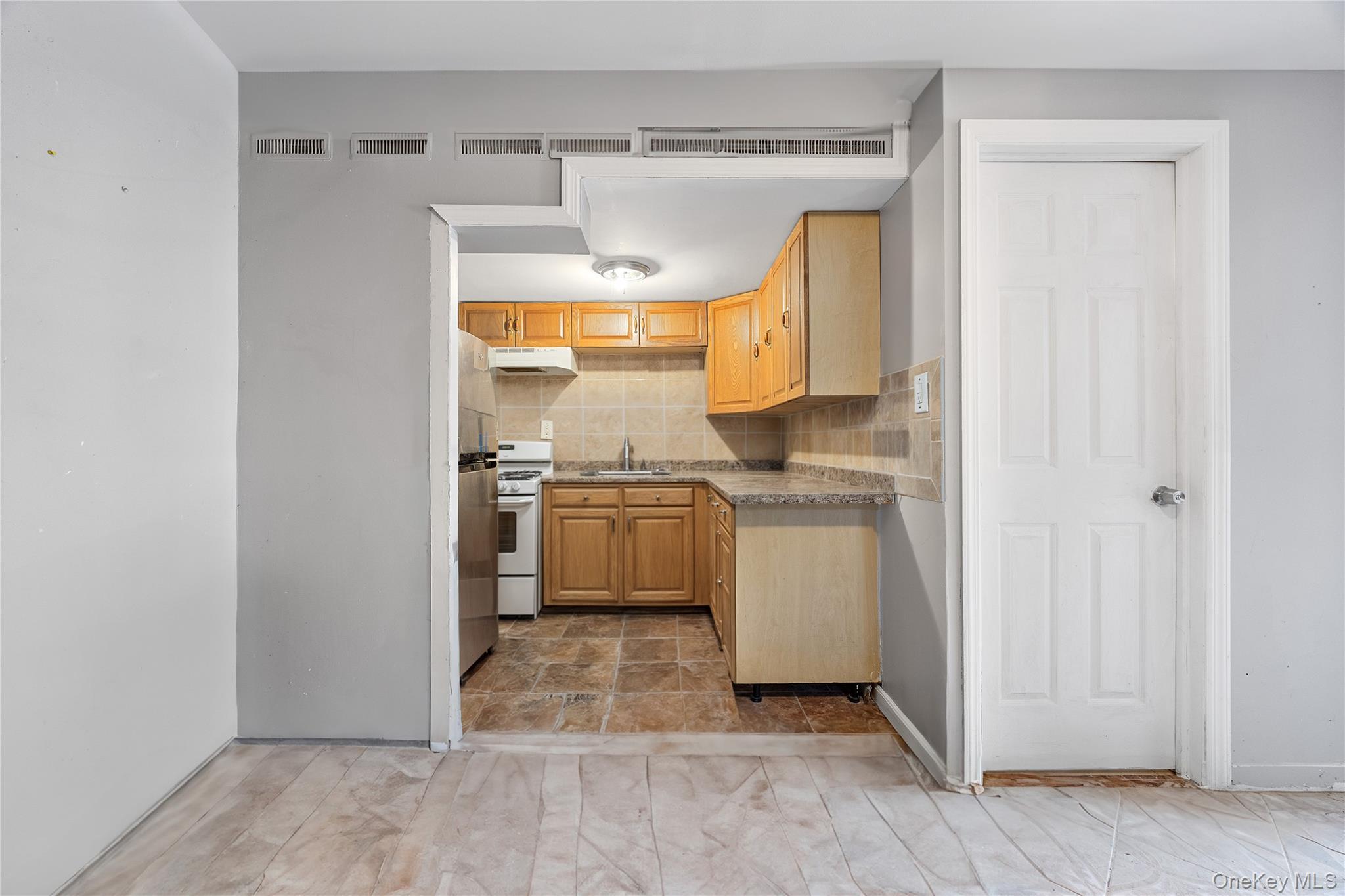 Single Family Gunther Bronx, NY 10469, MLS-924051-9