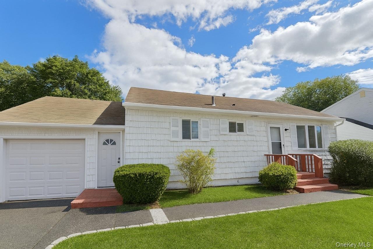 Single Family Midday Suffolk County, NY 11720, MLS-924277-2