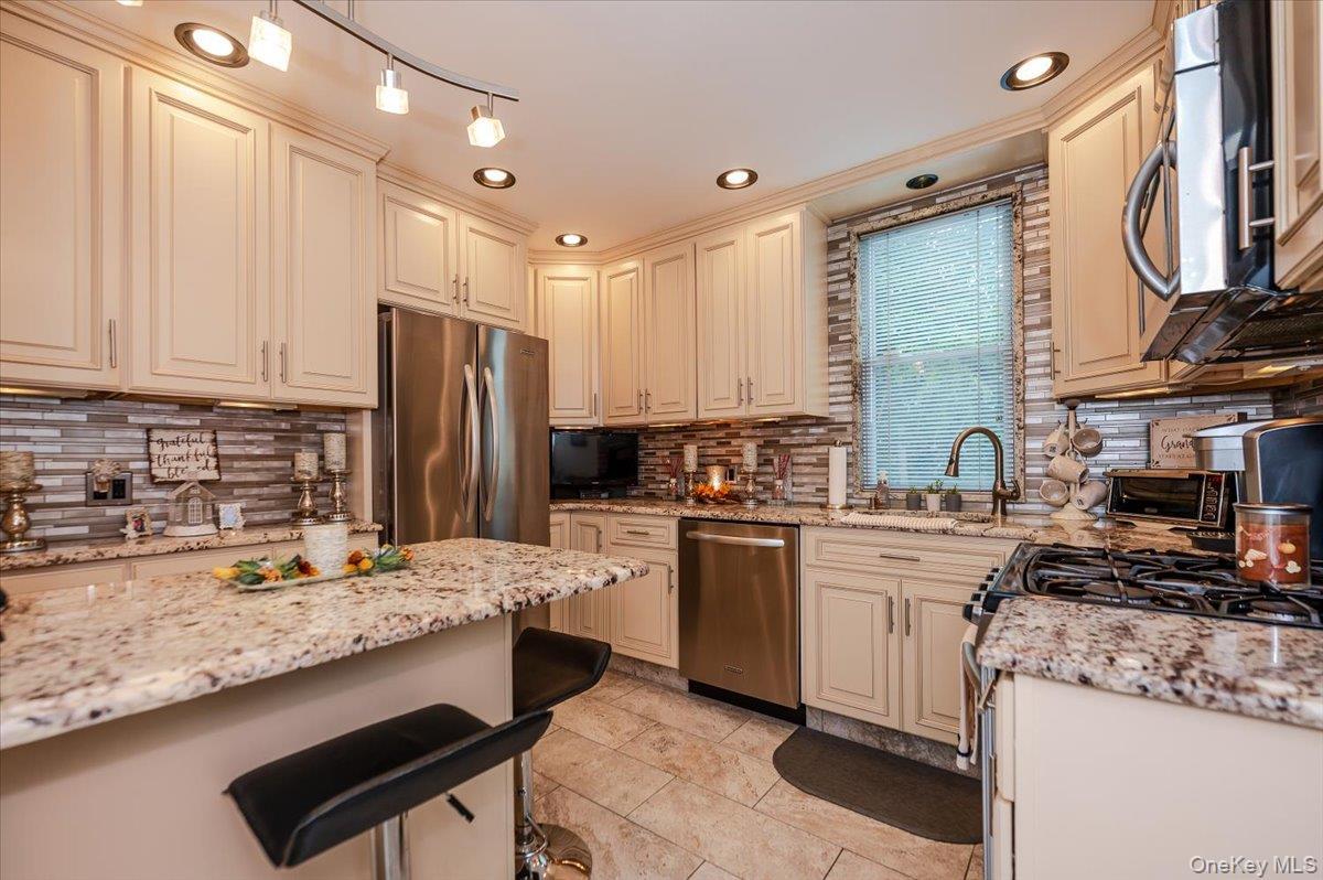 Single Family Mahan Bronx, NY 10461, MLS-924403-25